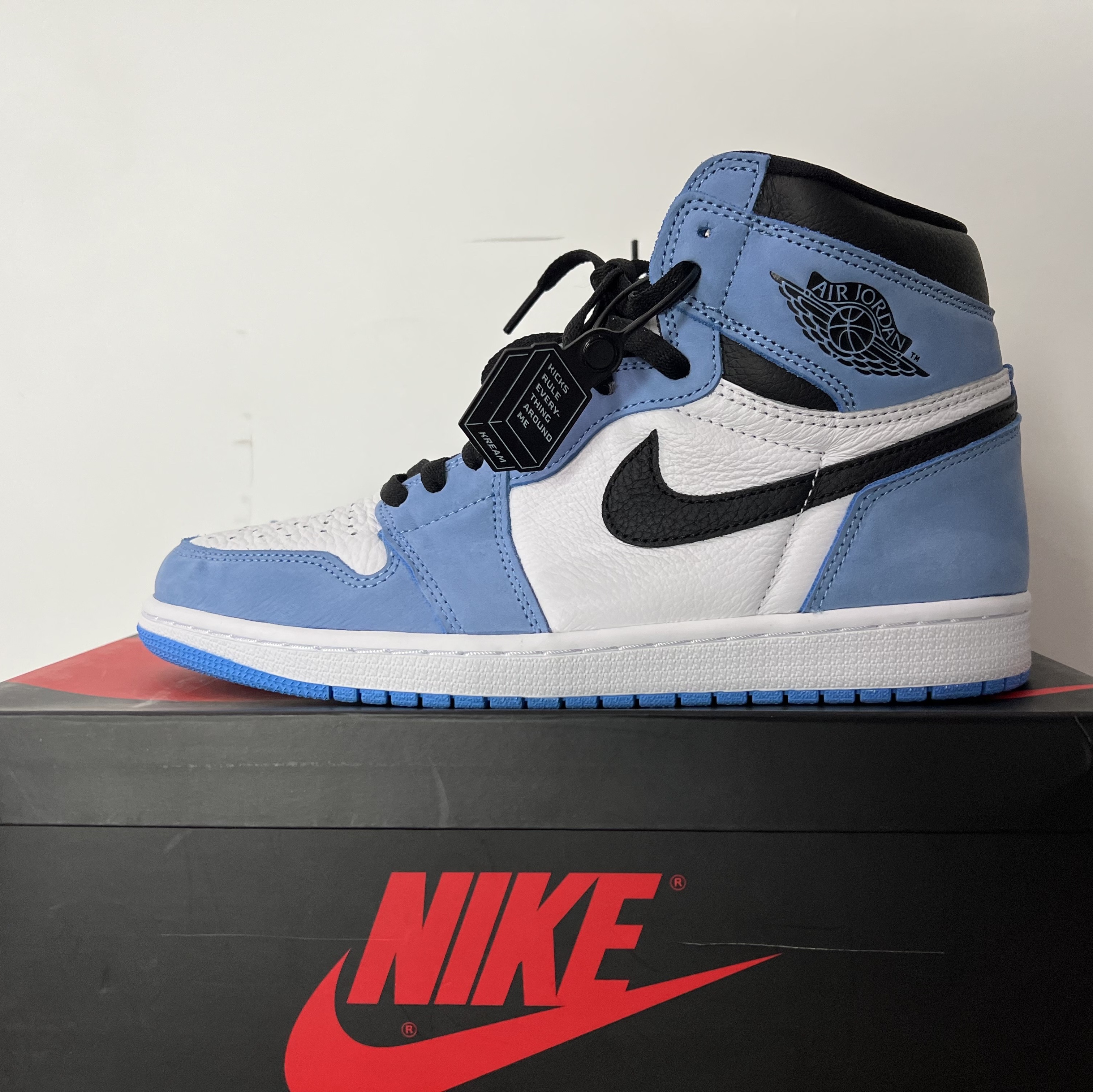 Jordan 1 Retro High OG University Blue 착용 스타일 - 5