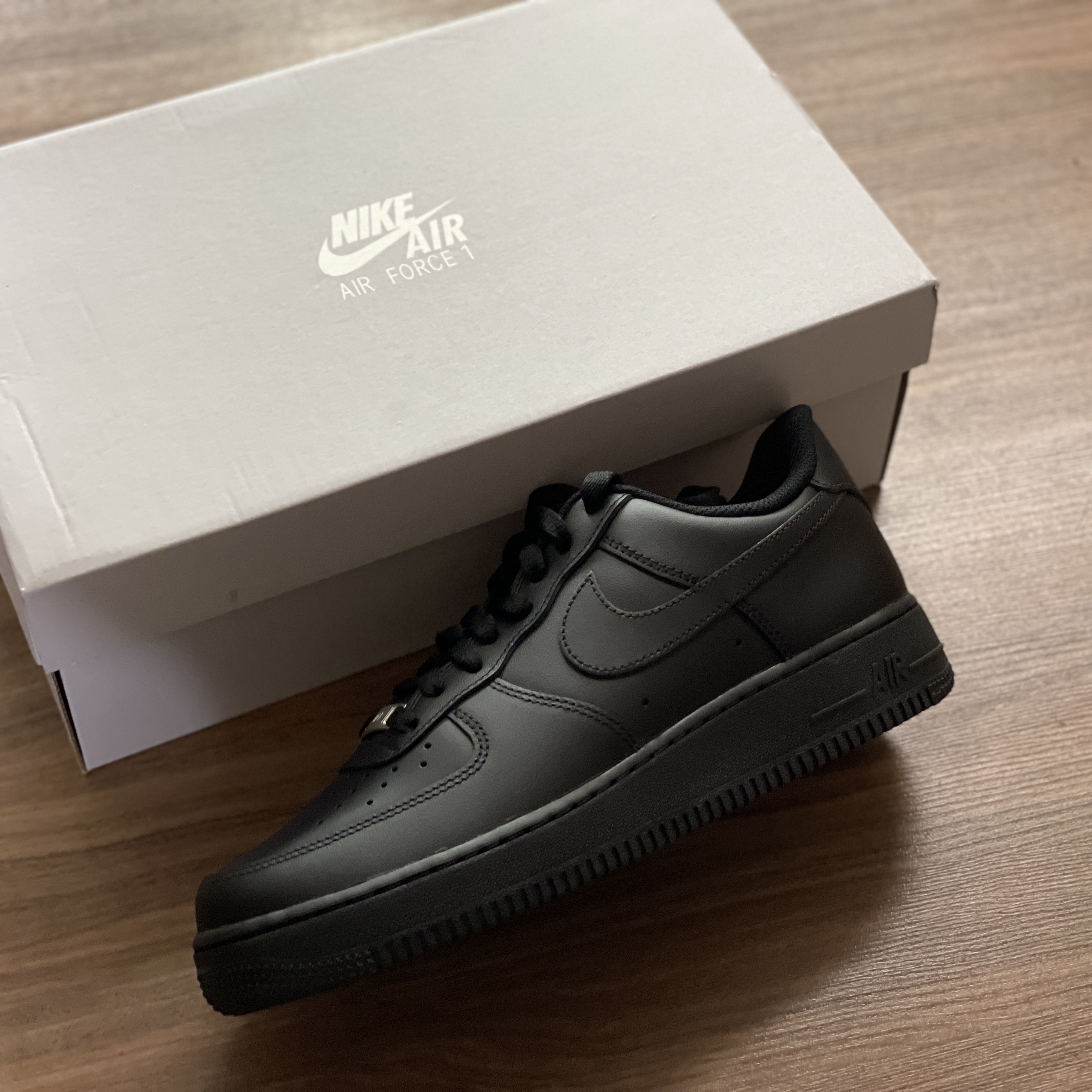 Nike Air Force 1 '07 Low Triple Black 착용 스타일