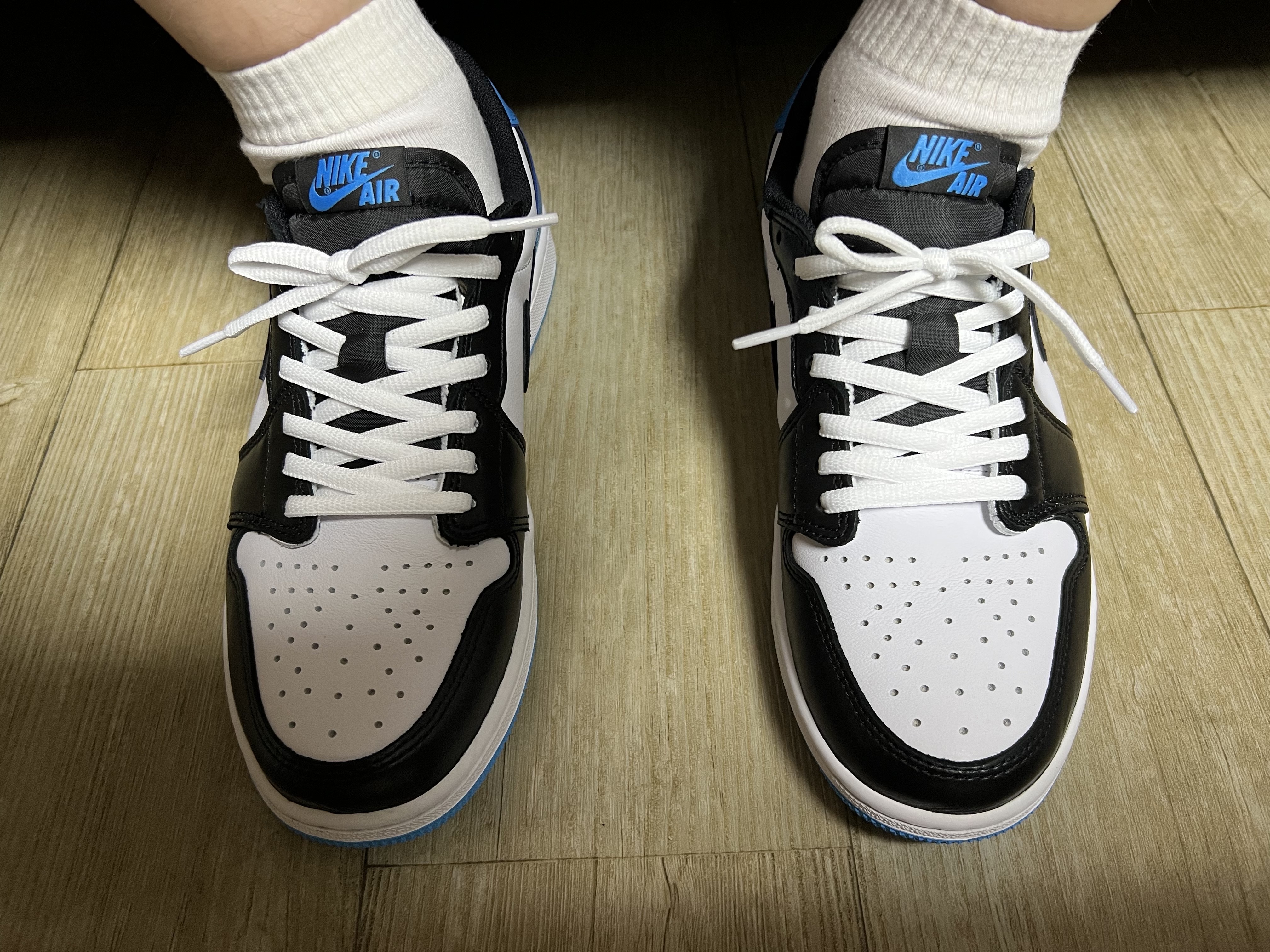 Jordan 1 Retro Low OG Black and Dark Powder Blue 착용 스타일 - 2