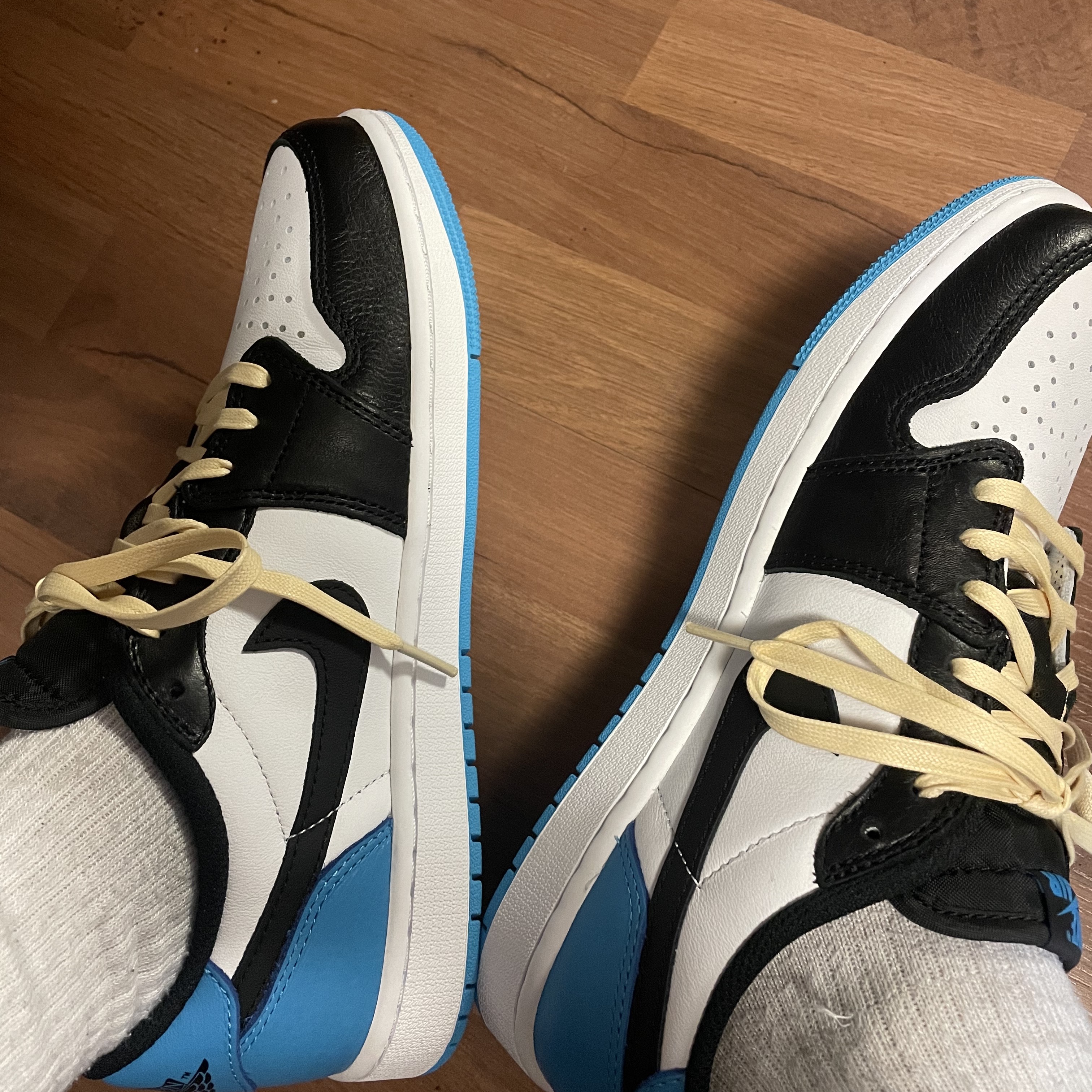 Jordan 1 Retro Low OG Black and Dark Powder Blue 착용 스타일 - 2