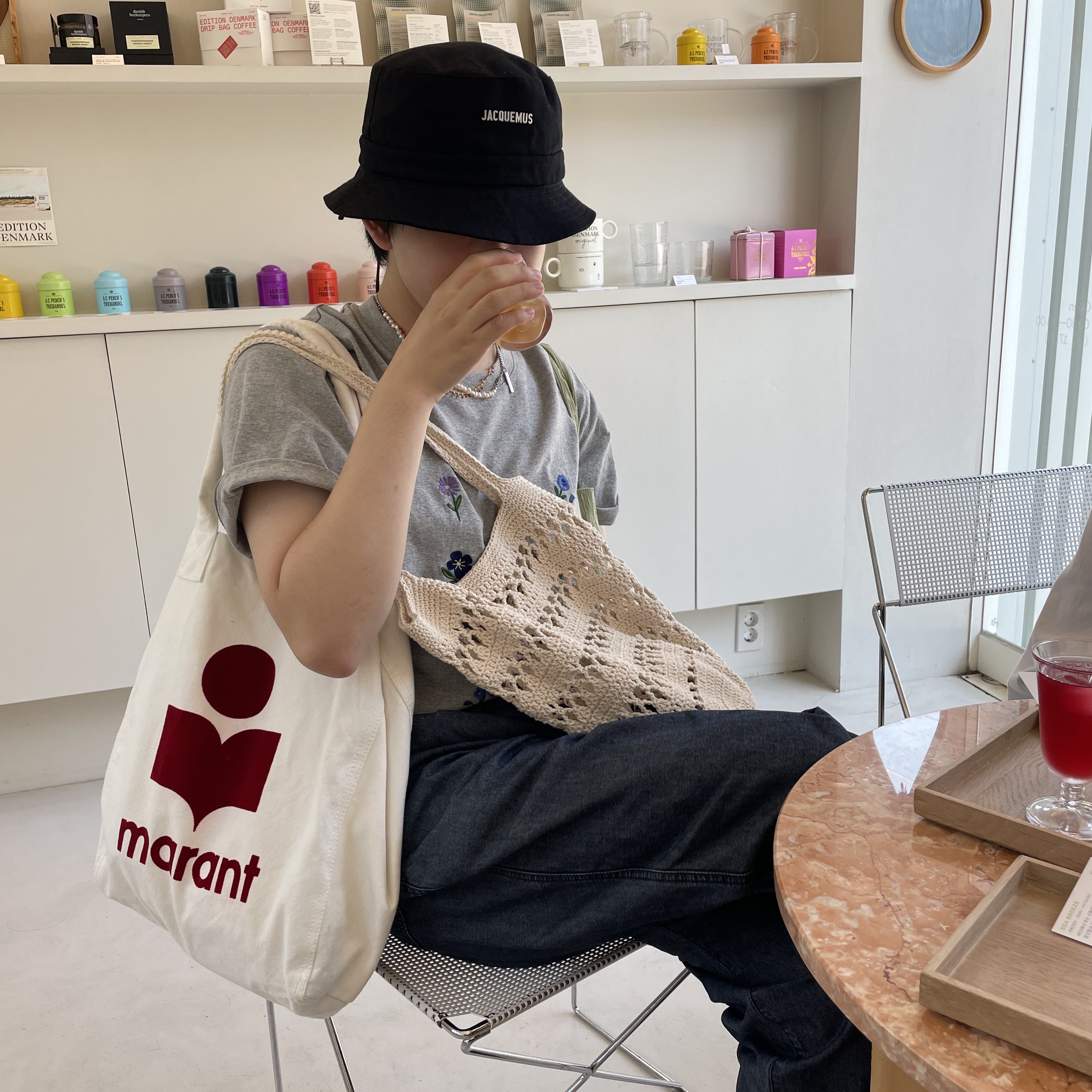 Isabel Marant Yenky Canvas Bag Ecru Red, Jacquemus Le Bob Gadjo Bow Bucket Hat Black 착용 스타일