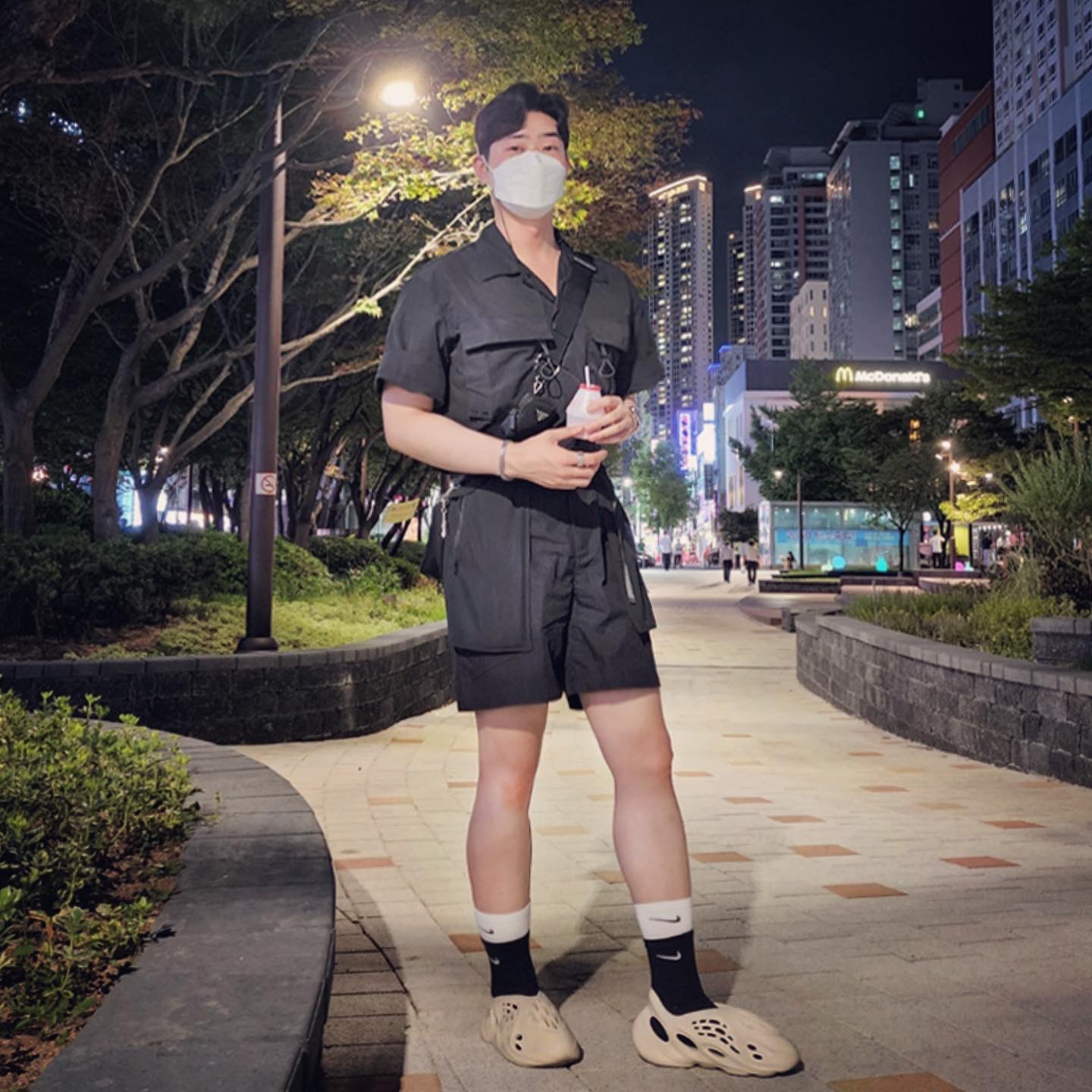 Adidas Yeezy Foam RNNR Sand, Nike Everyday Plus Cushioned Training Crew Socks Black White (Korean Ver.) 착용 스타일 - 4