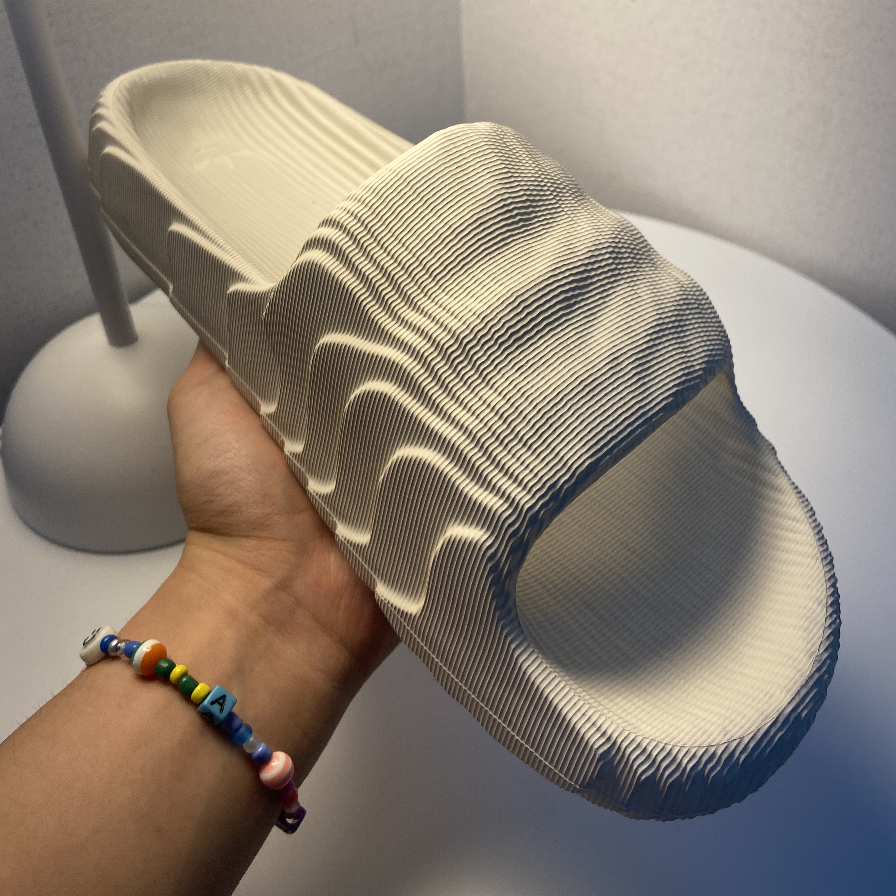 Adidas Adilette 22 Aluminium 착용 스타일 - 1