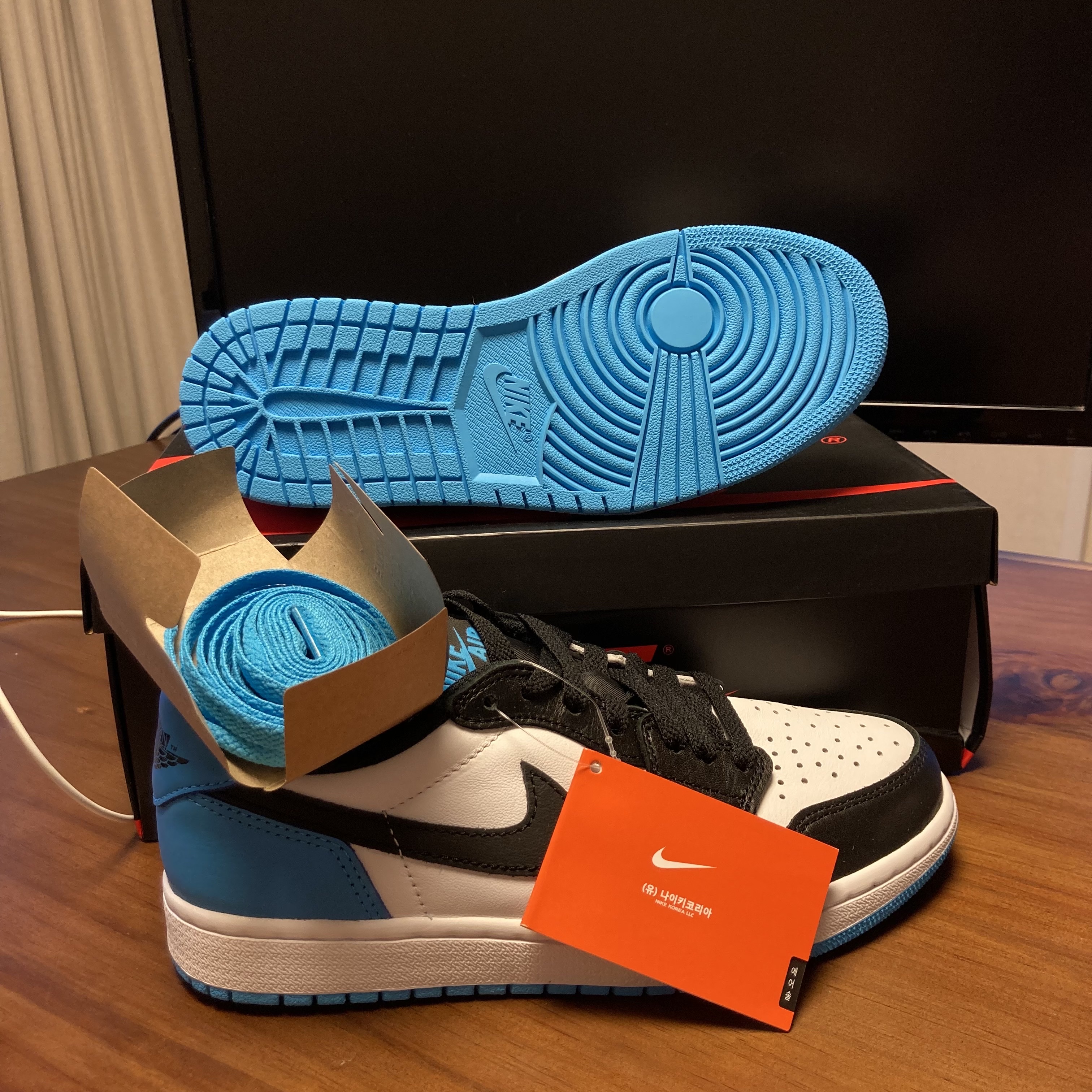 Jordan 1 Retro Low OG Black and Dark Powder Blue 착용 스타일 - 4