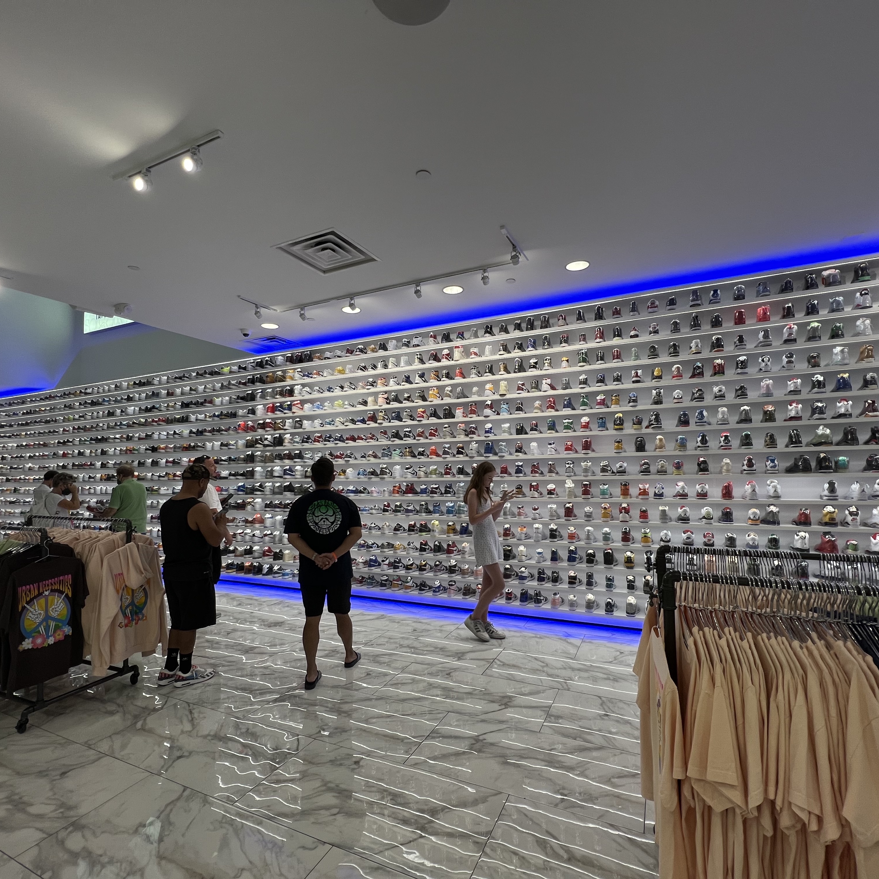 Louis Vuitton x Nike Air Force 1 Low by Virgil Abloh Monogram Brown Damier Azur & Pilot Case Taurillon Monogram Leather, Louis Vuitton x Nike Air Force 1 Low by Virgil Abloh White 착용 스타일 - 3
