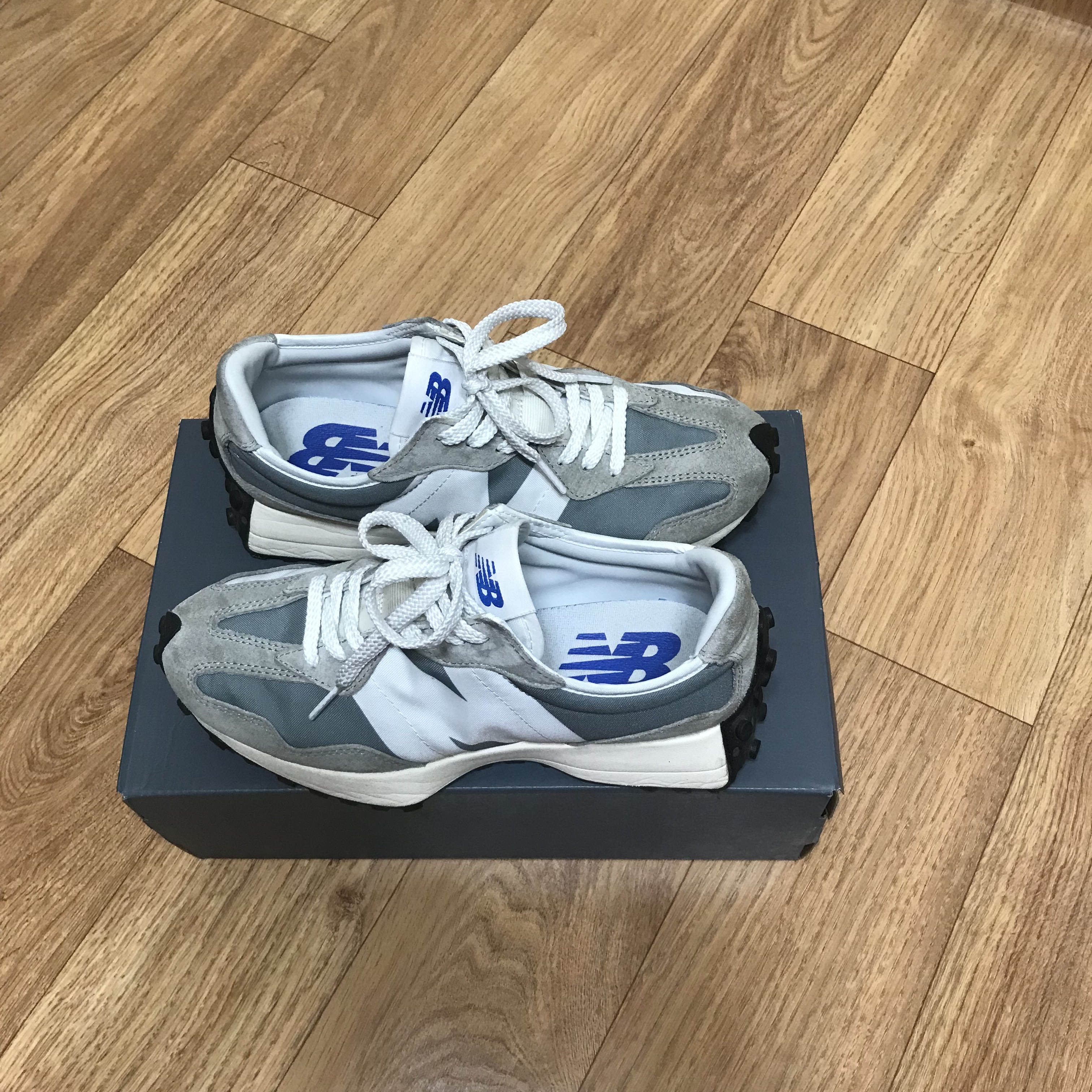 New Balance 327 Grey 착용 스타일 - 2