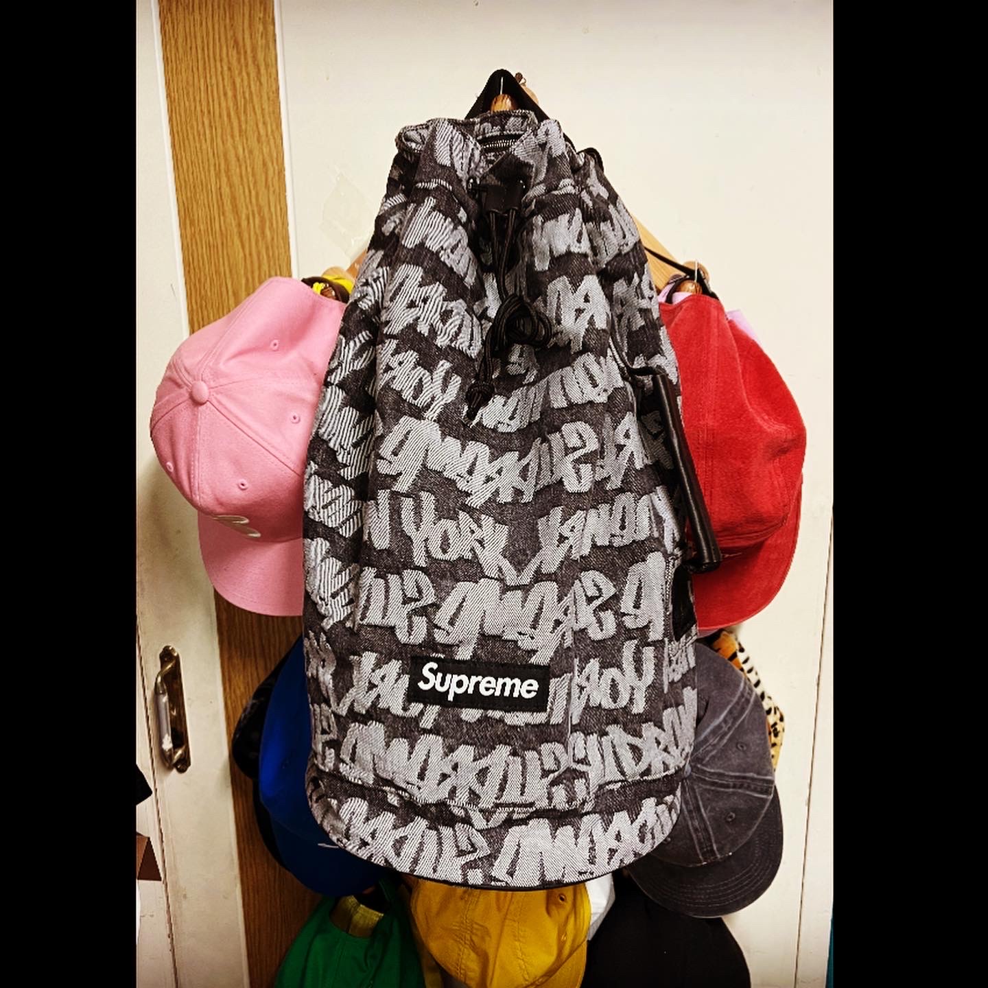 Supreme Fat Tip Jacquard Denim Backpack Black - 22SS, Supreme Futura Logo Keychain Red - 20FW 착용 스타일 - 2