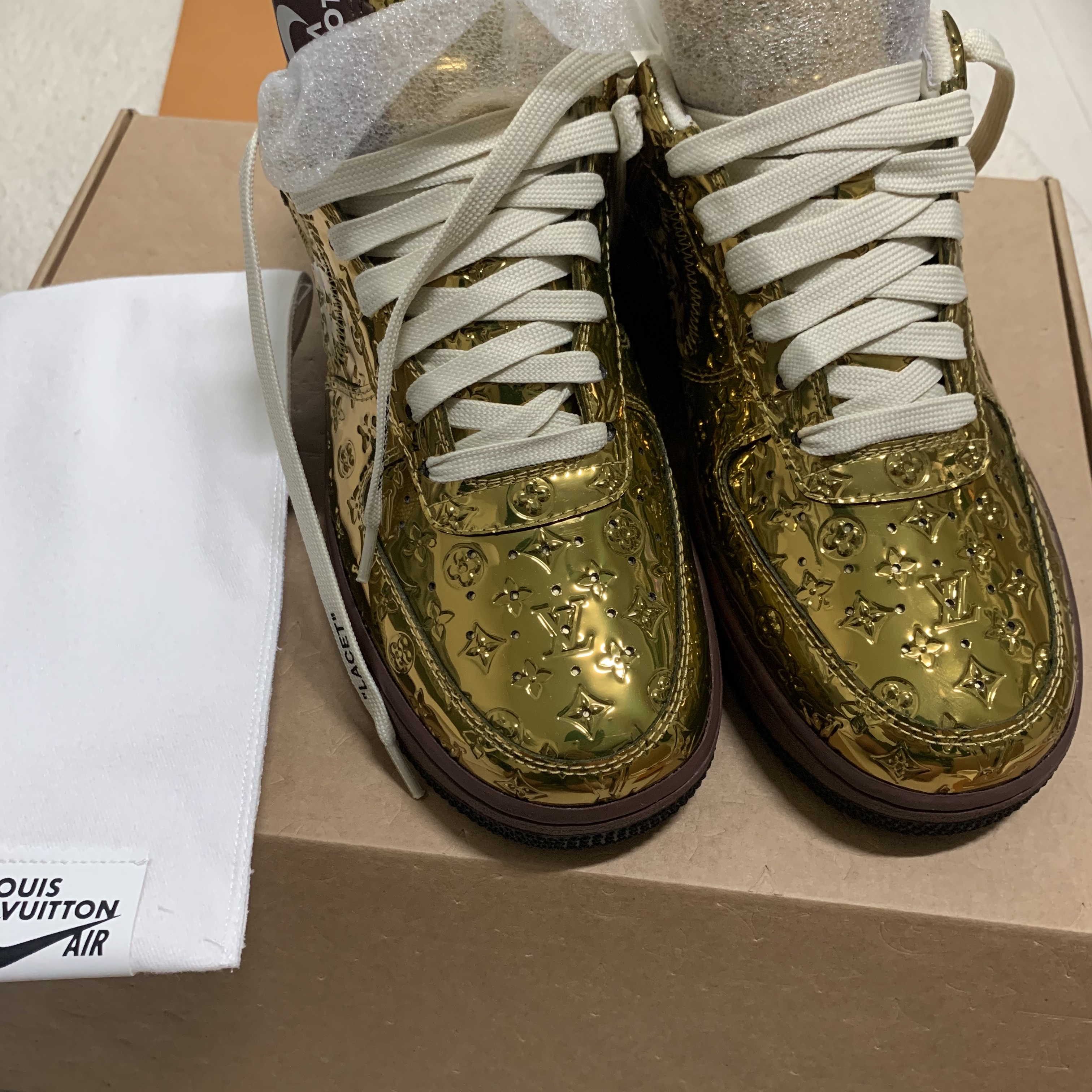 Louis Vuitton x Nike Air Force 1 Low by Virgil Abloh Met Gold 착용 스타일 - 2