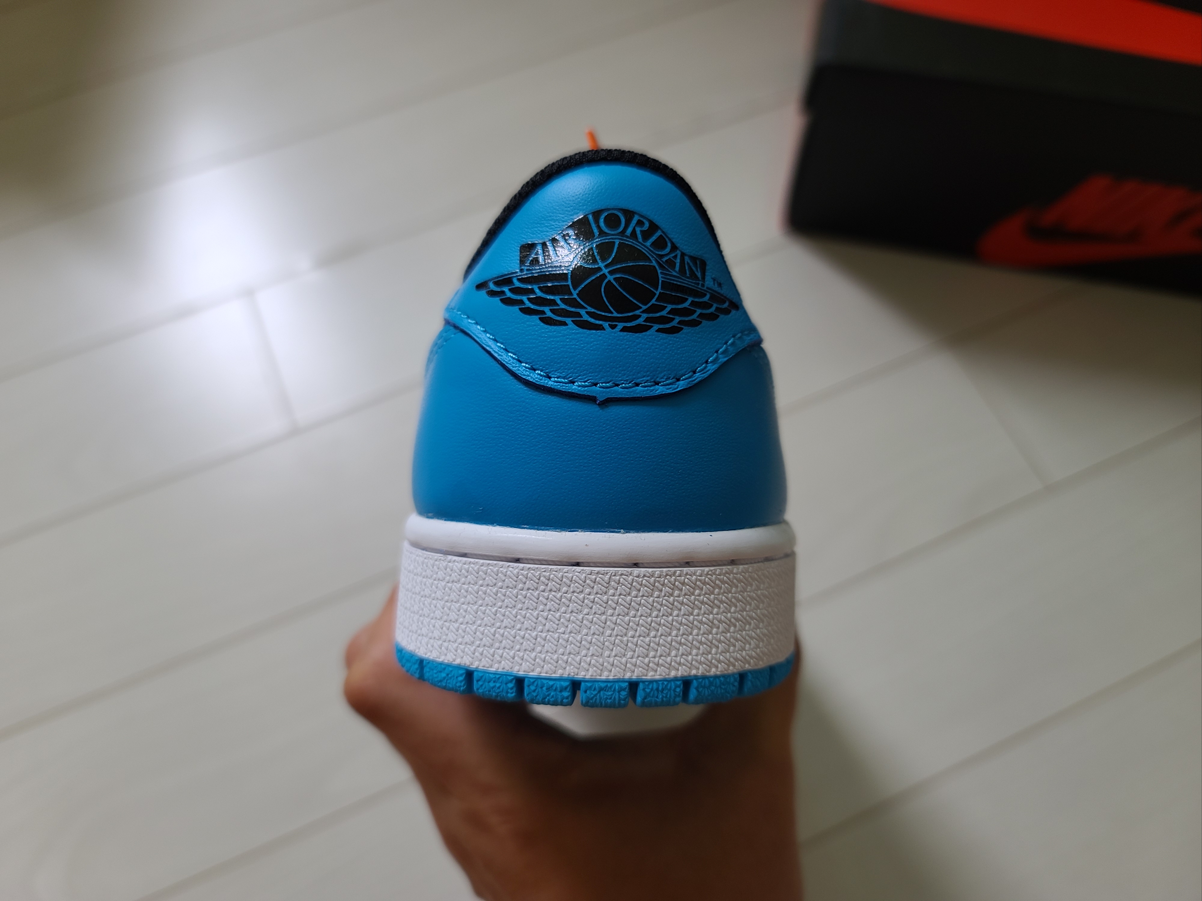 Jordan 1 Retro Low OG Black and Dark Powder Blue 착용 스타일 - 3