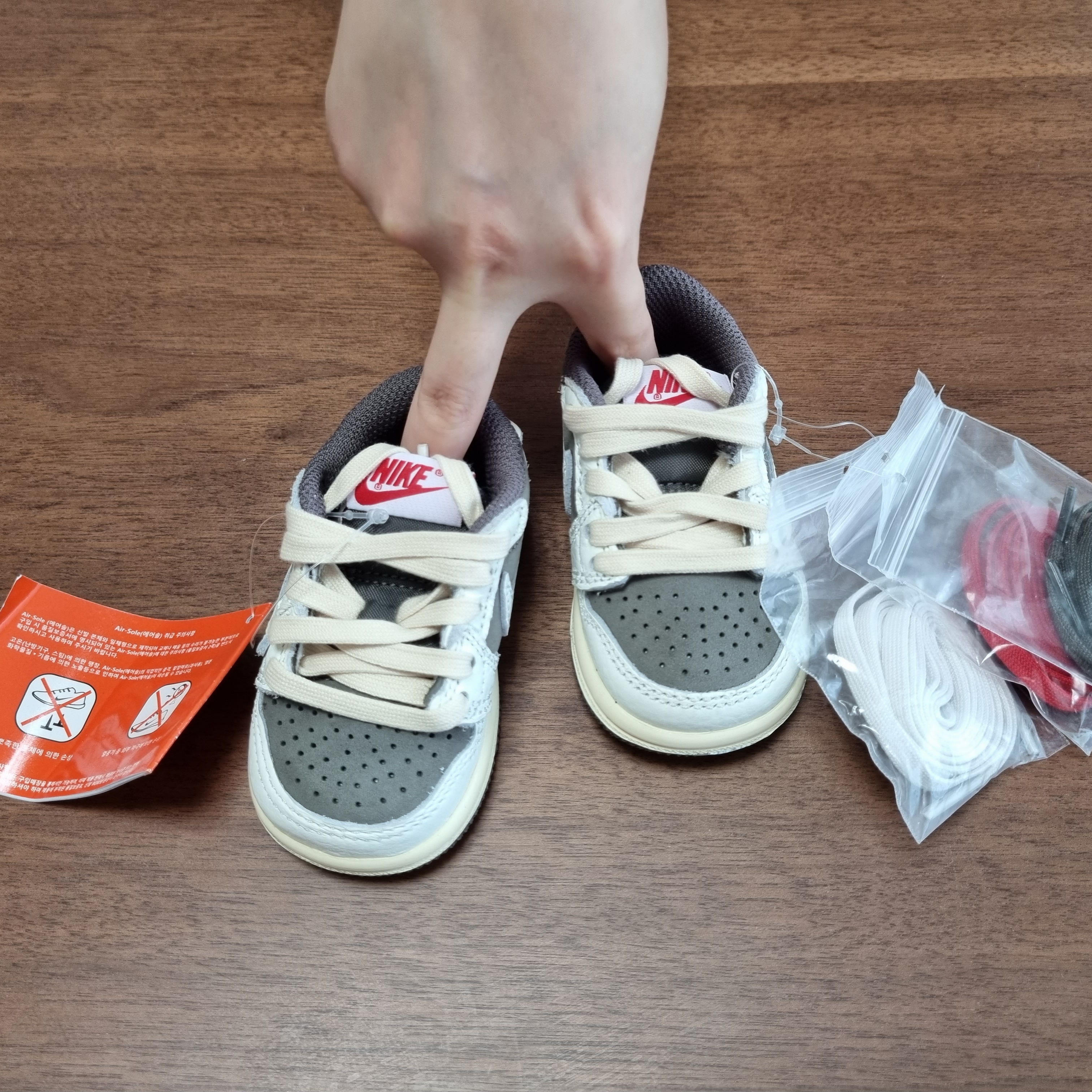 (TD) Jordan 1 x Travis Scott Retro Low OG SP Sail and Ridgerock 착용 스타일 - 2
