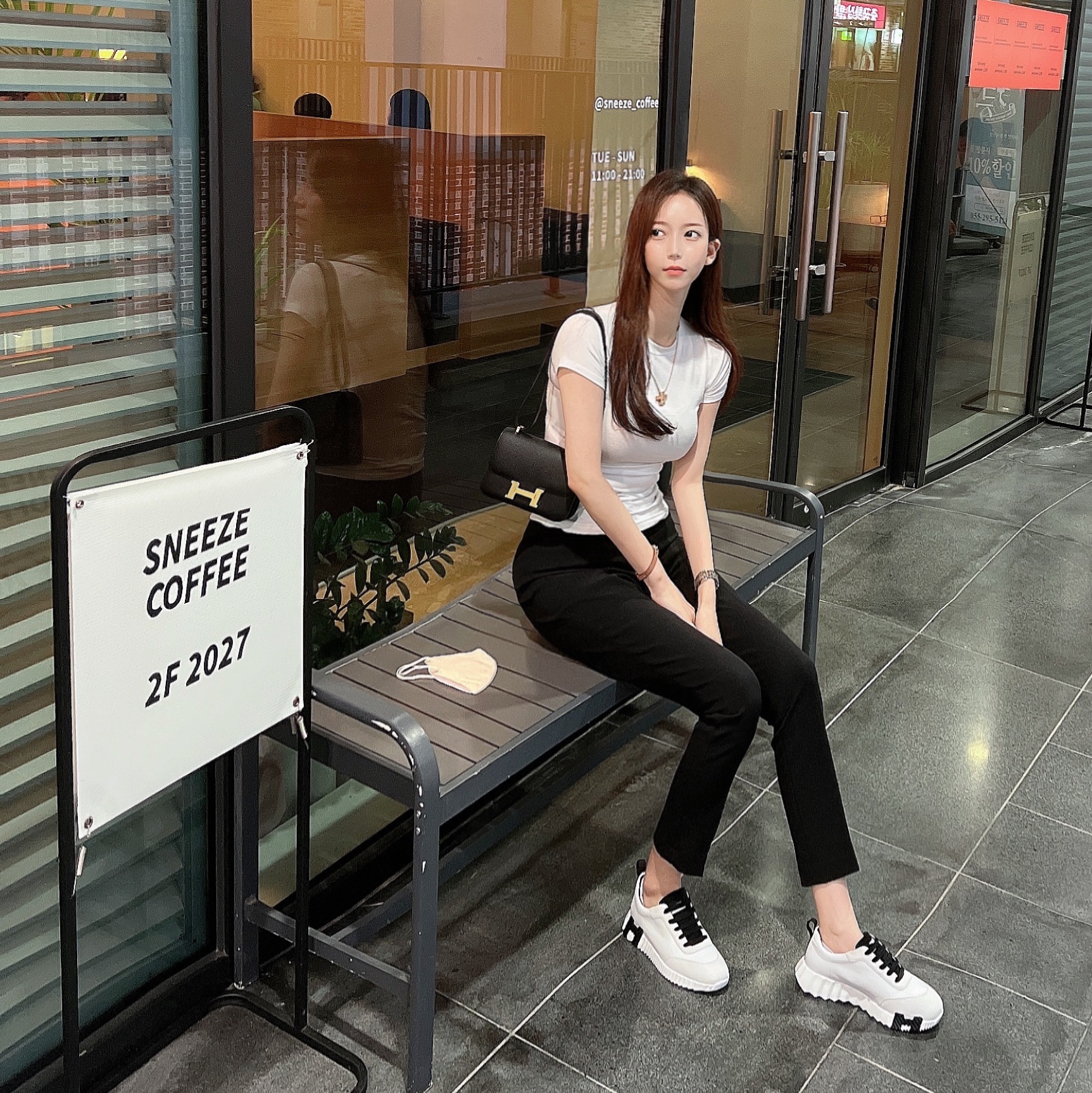 (W) Hermes Bouncing Sneakers Sport Suede Goatskin & Blanc Noir 착용 스타일