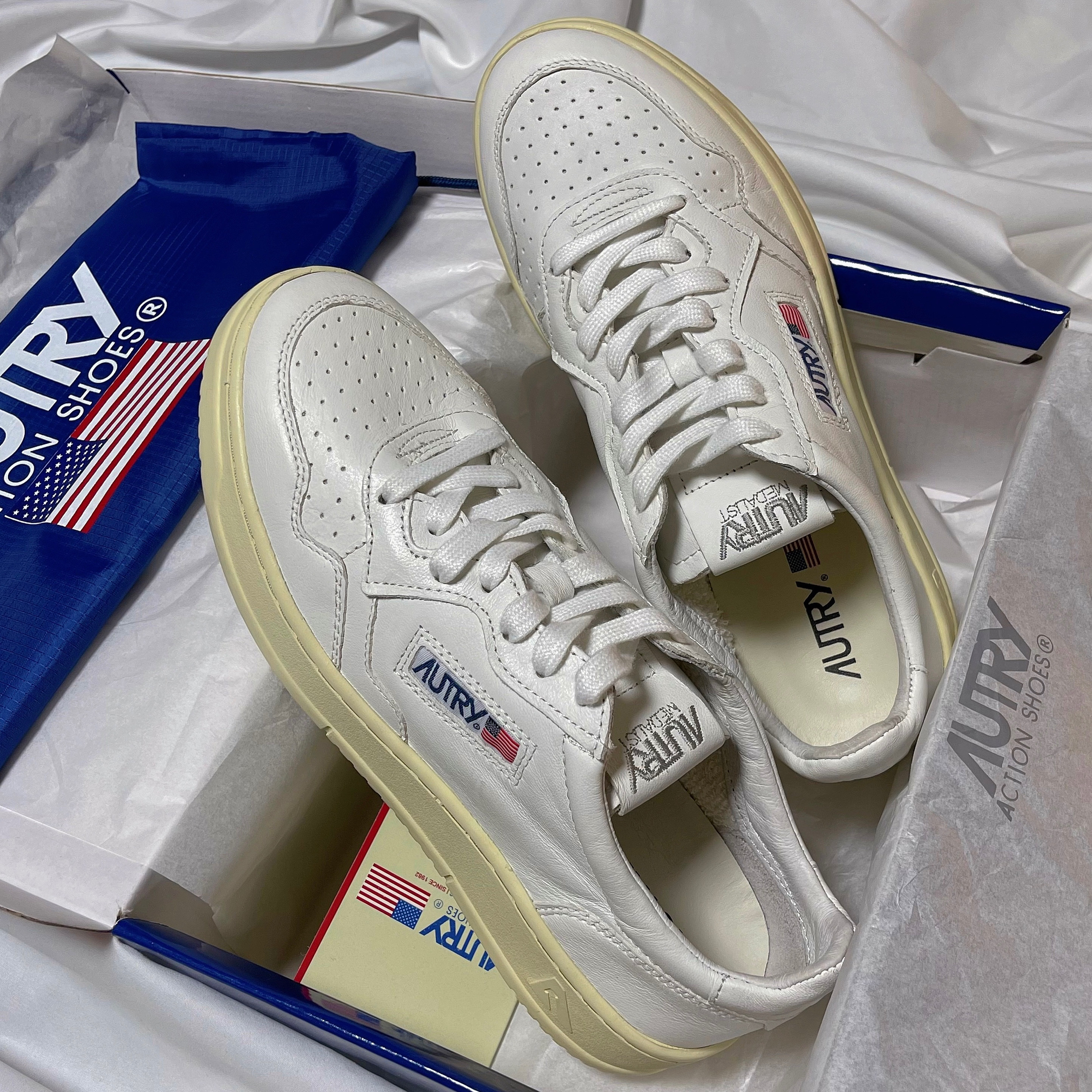 Autry Medalist Low Goatskin Sneakers White 착용 스타일