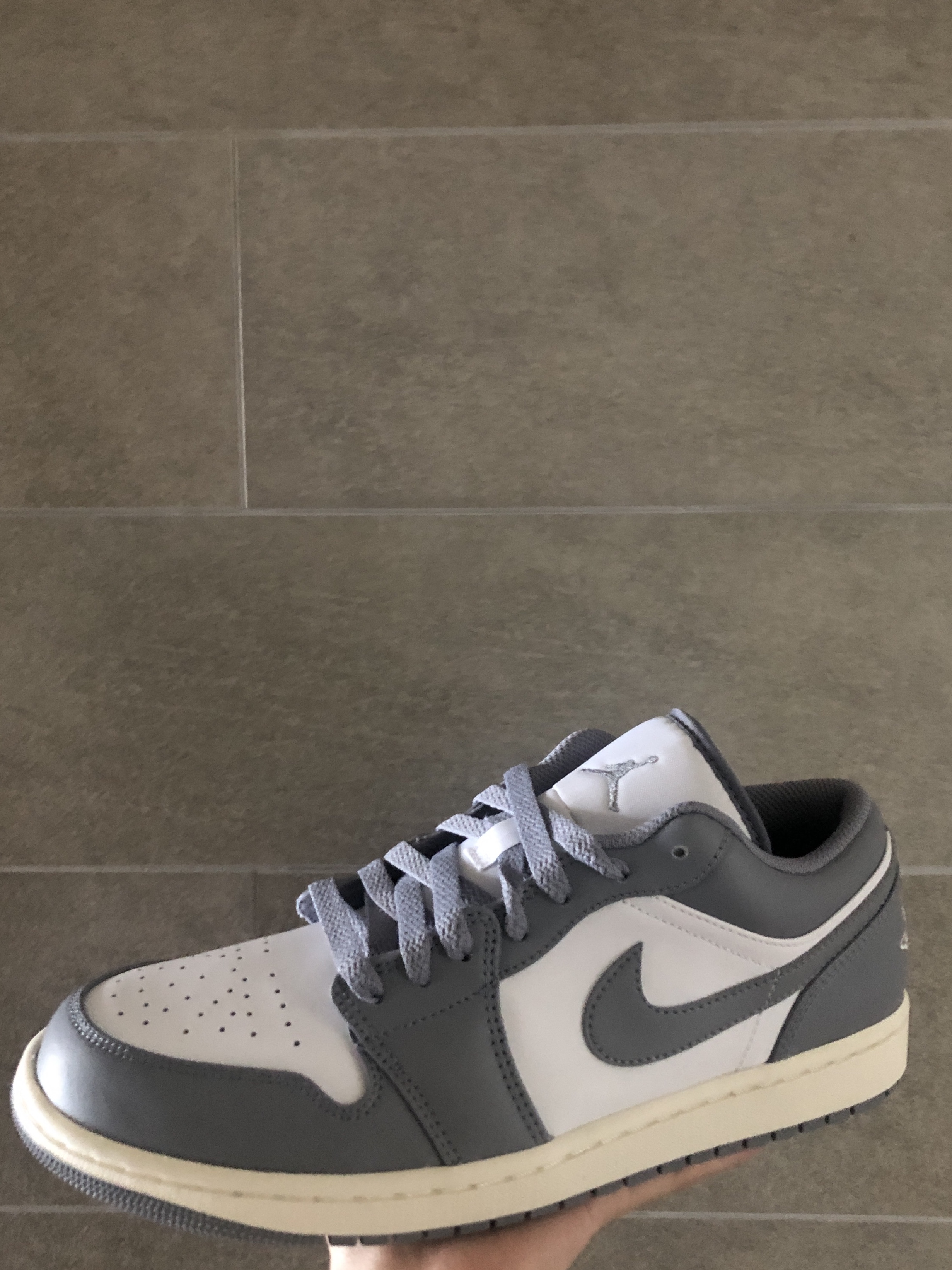 Jordan 1 Low Stealth and White 착용 스타일