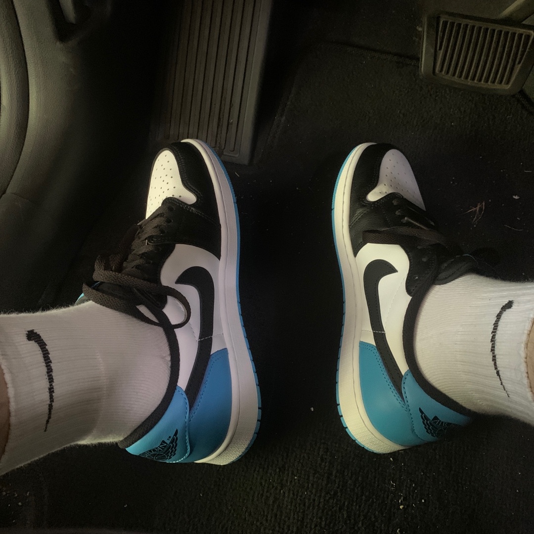 Jordan 1 Retro Low OG Black and Dark Powder Blue 착용 스타일