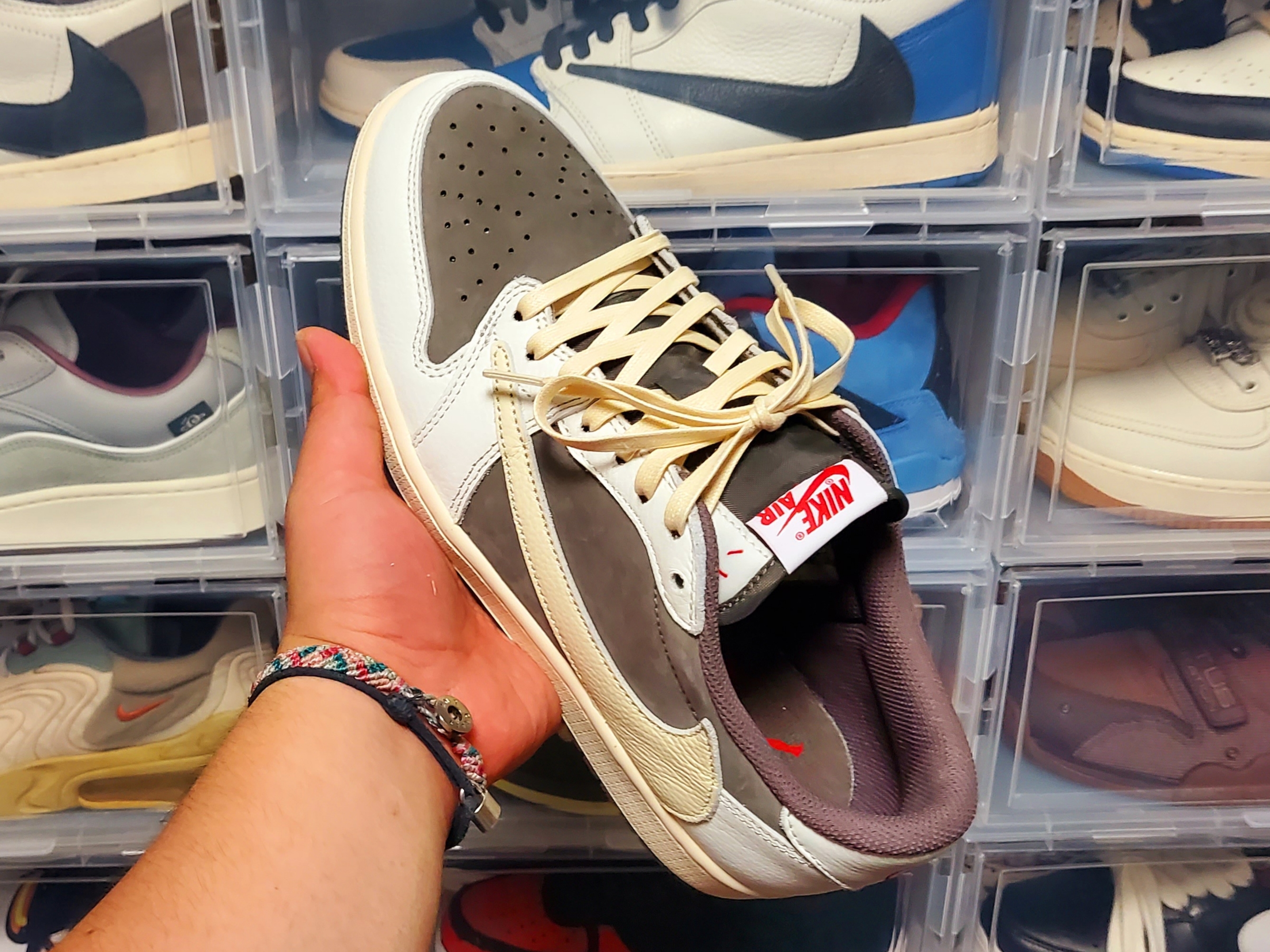 Jordan 1 x Travis Scott Retro Low OG SP Sail and Ridgerock 착용 스타일 - 3
