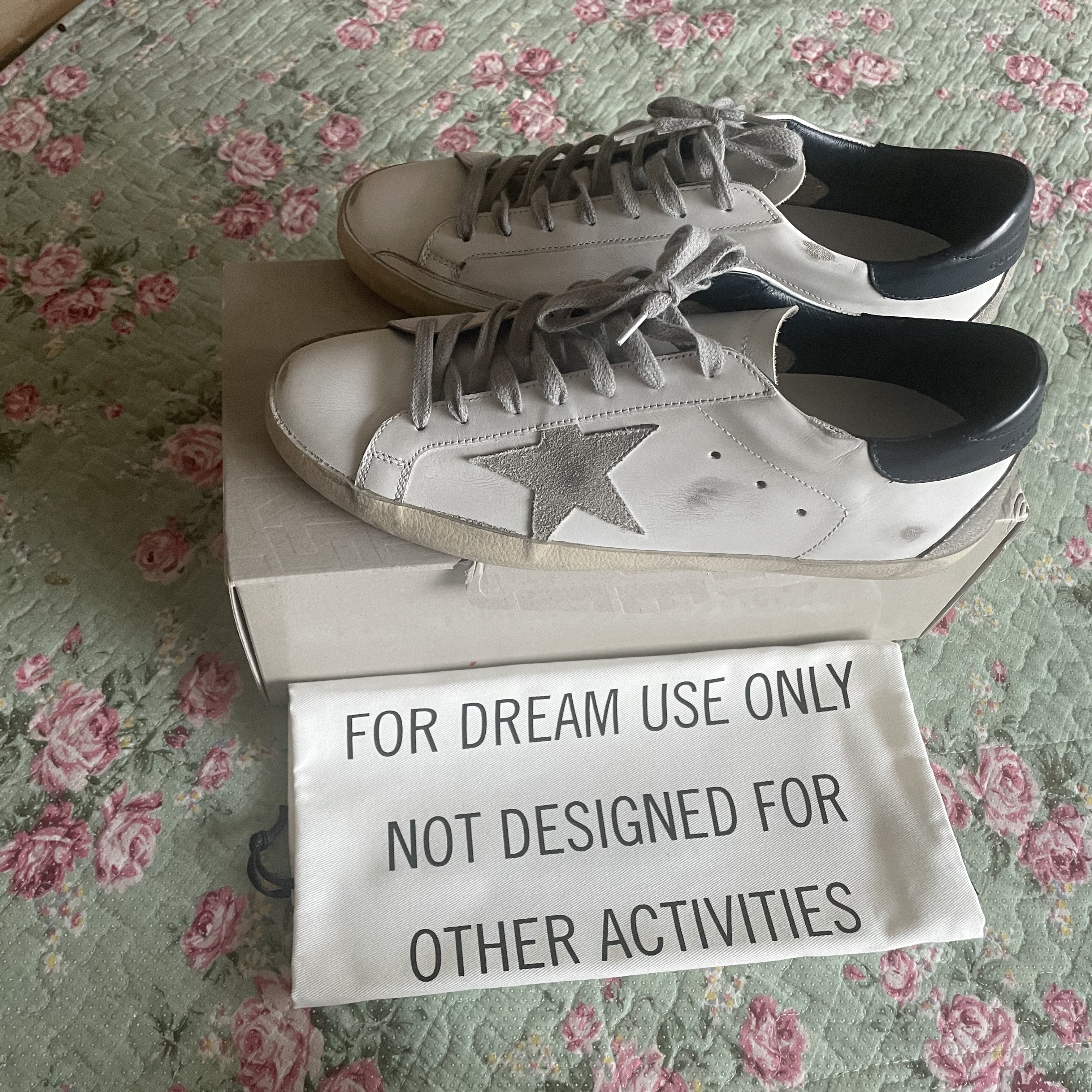Golden Goose Superstar White Cream Blue Heel Tab Sneakers 착용 스타일