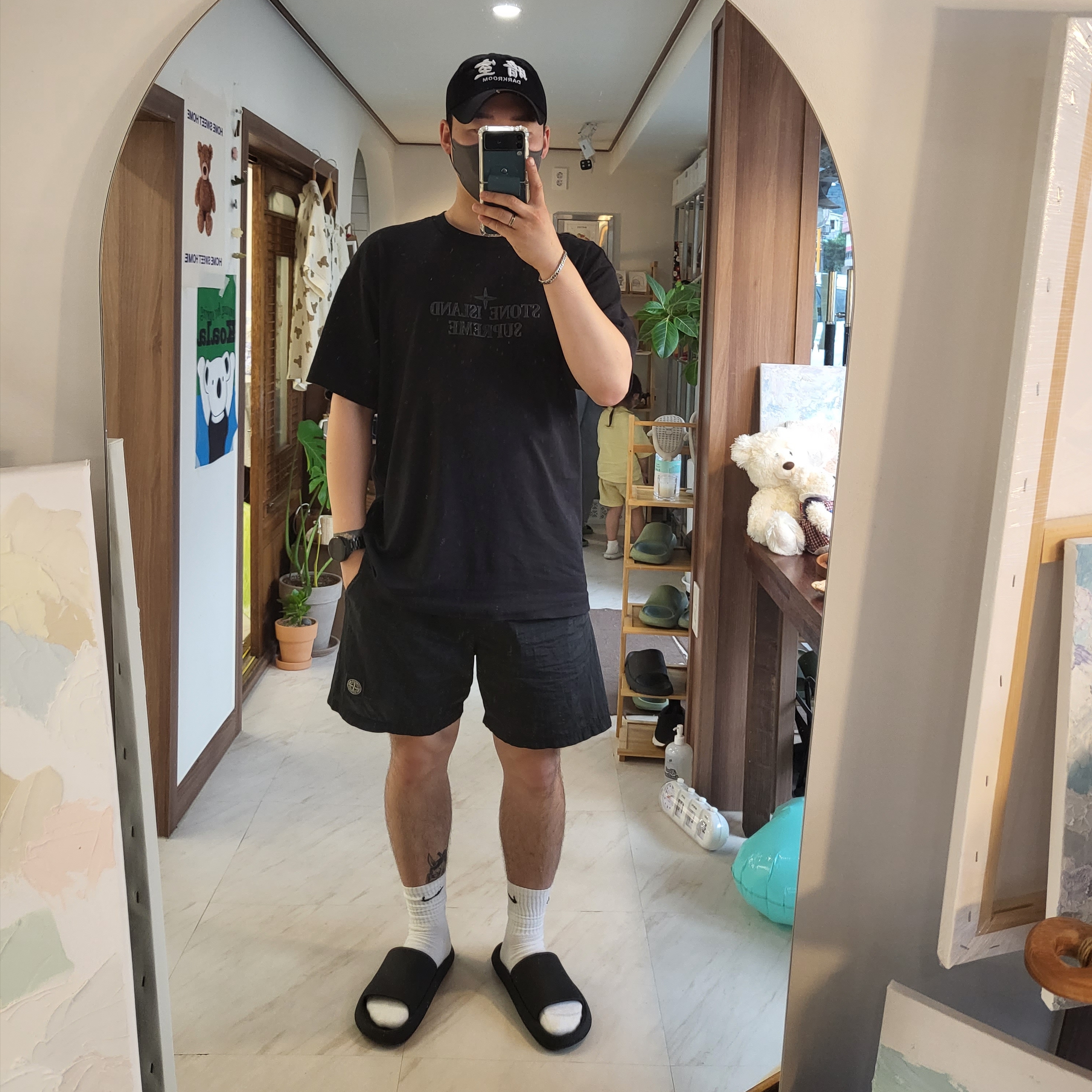 Darkr8m Studio White Logo Cap, Supreme x Stone Island S/S Top Black - 22SS 착용 스타일