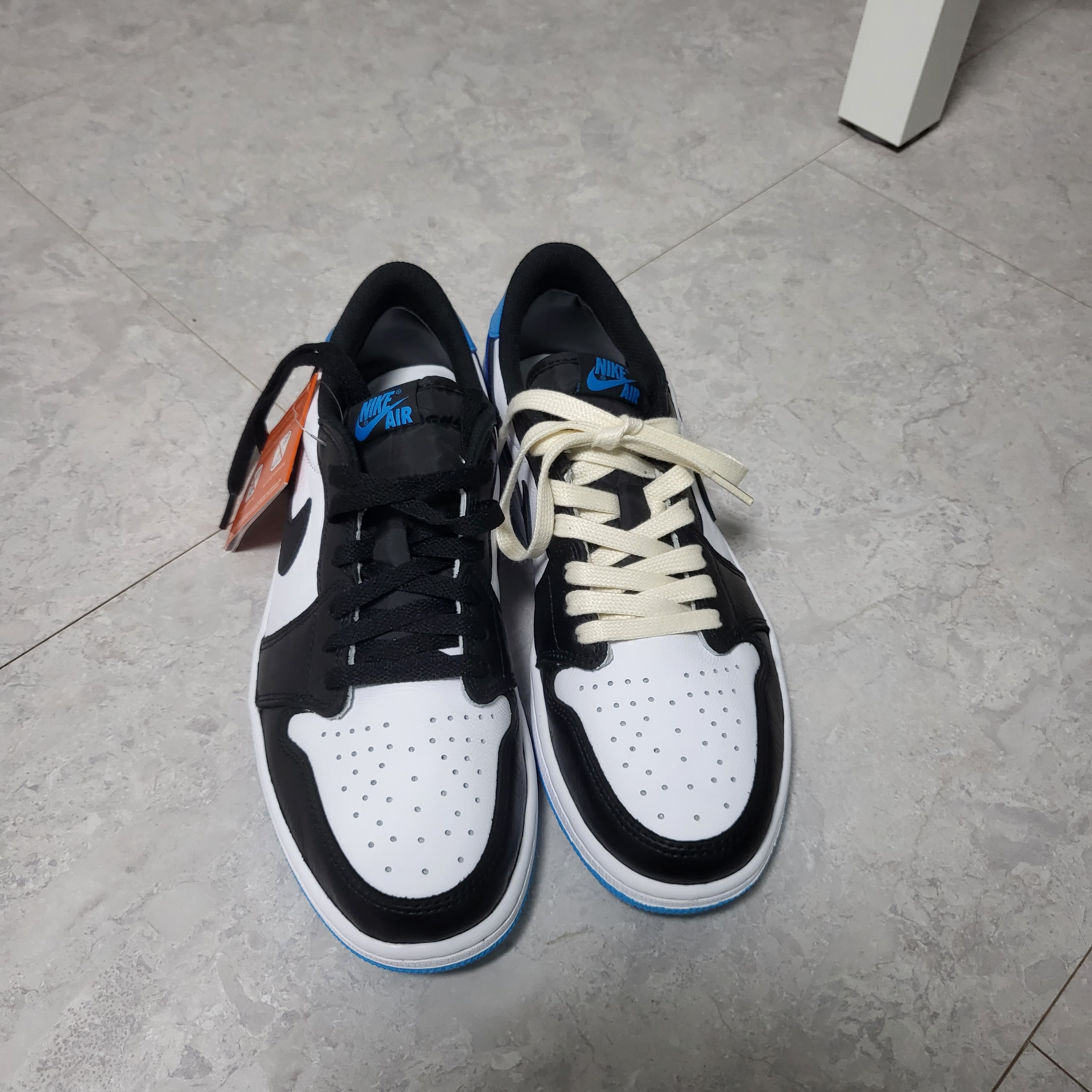 Jordan 1 Retro Low OG Black and Dark Powder Blue 착용 스타일