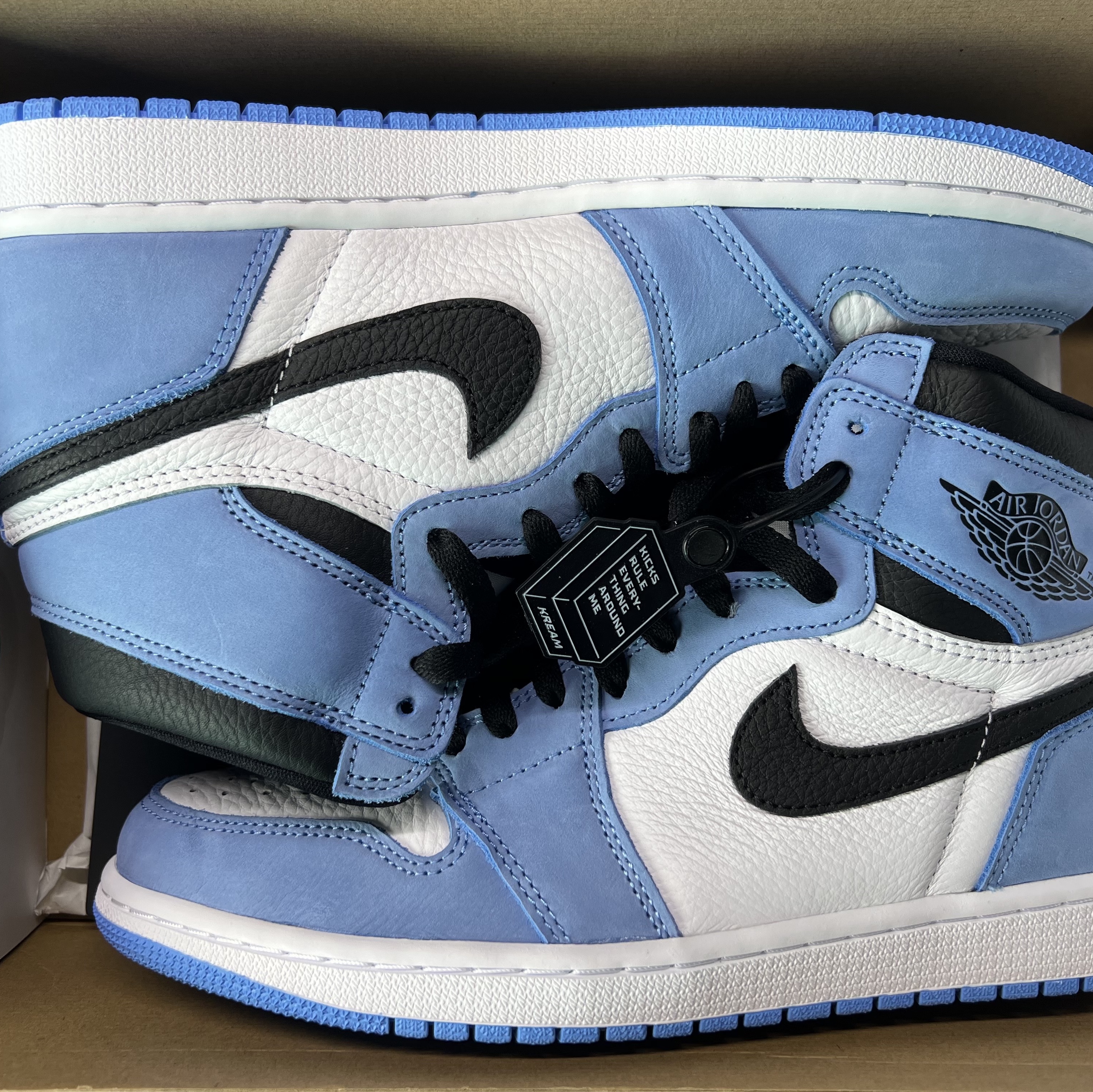 Jordan 1 Retro High OG University Blue 착용 스타일 - 3