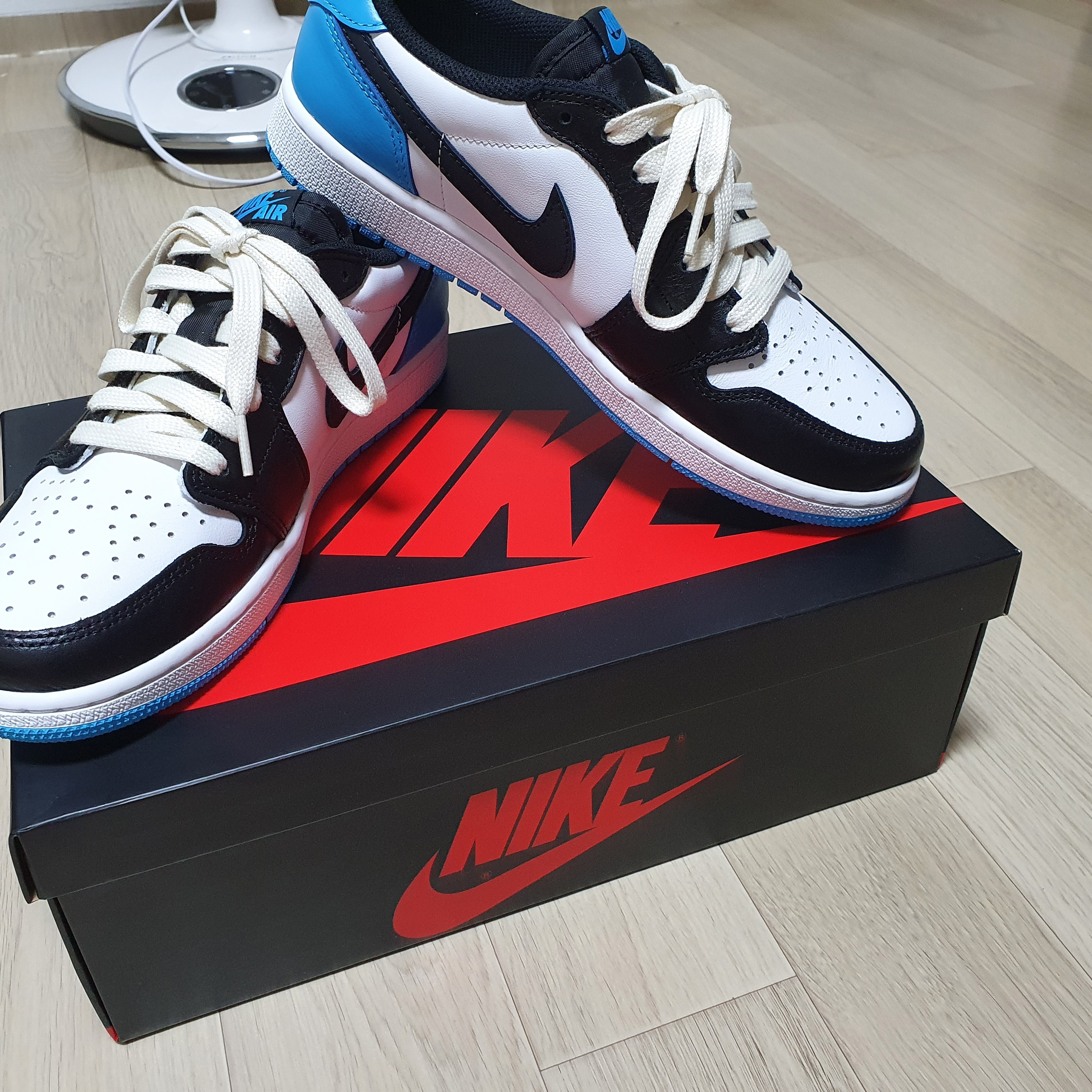 Jordan 1 Retro Low OG Black and Dark Powder Blue 착용 스타일 - 1