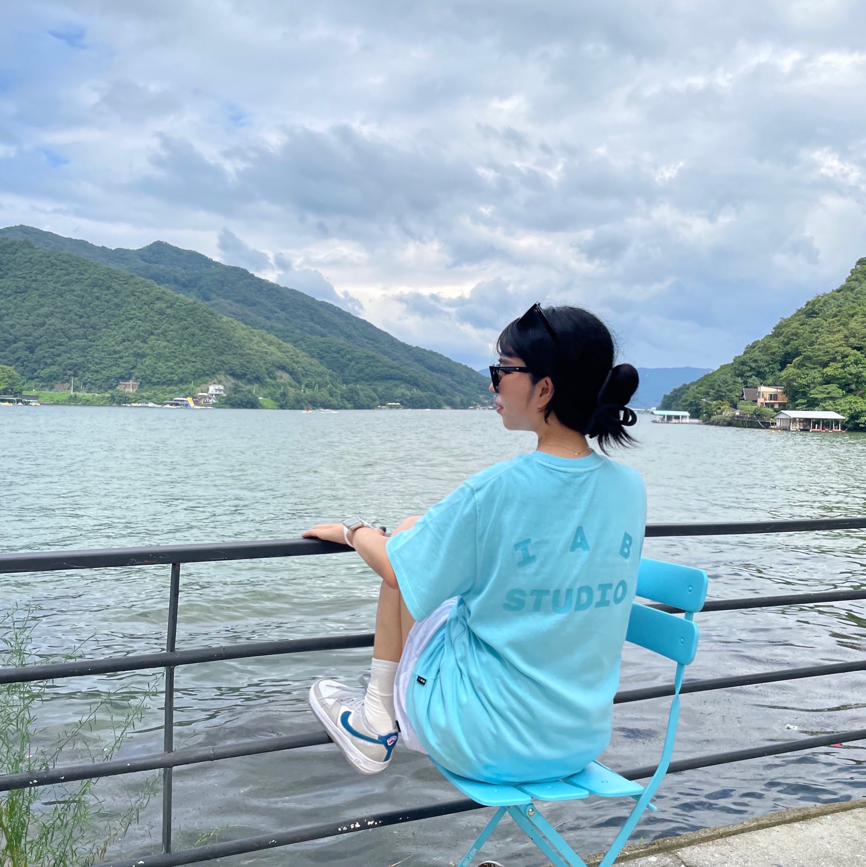 IAB Studio Pigment T-Shirt Cyan, Nike Air Force 1 '07 LV8 Athletic Club Light Smoke Grey Marina 착용 스타일