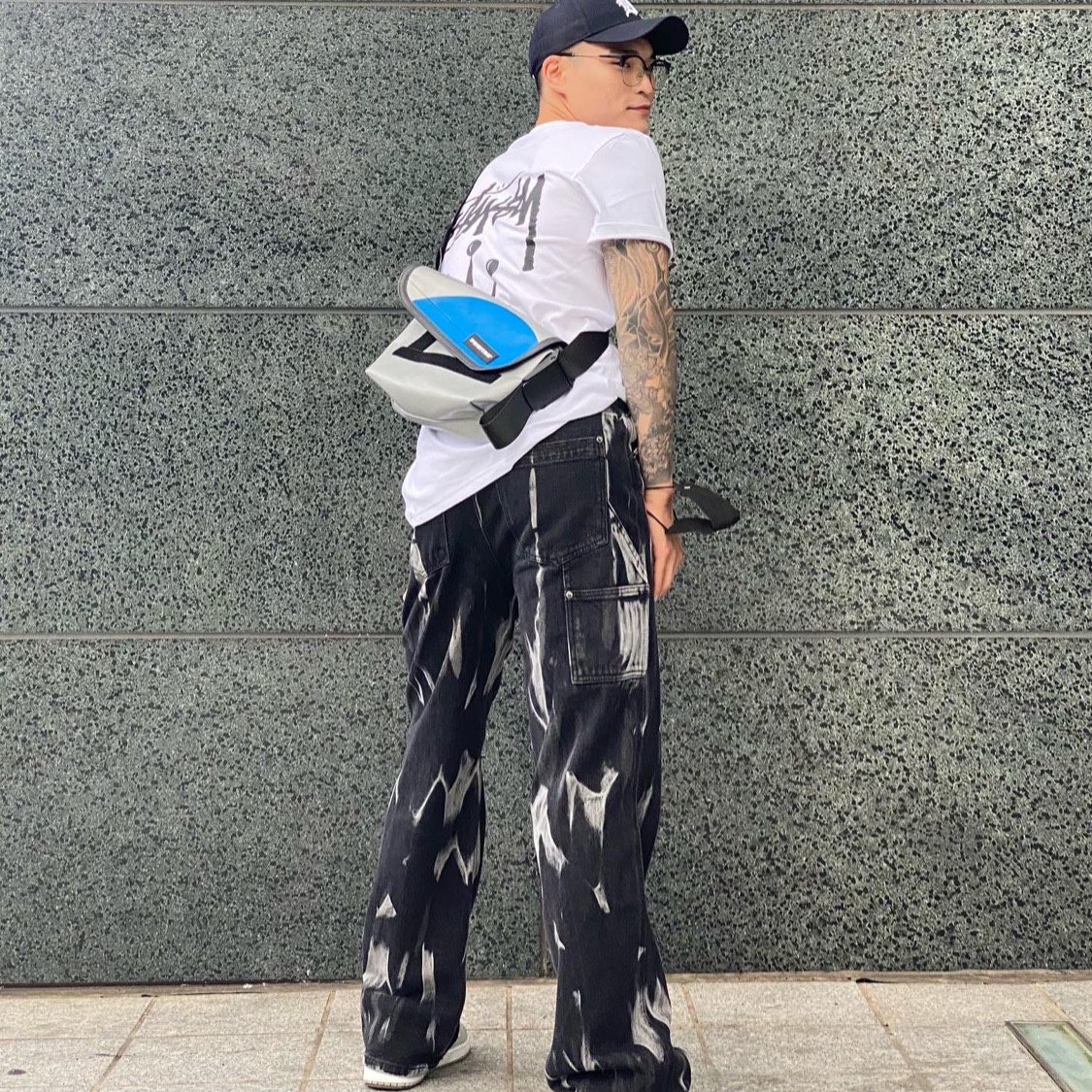 Stussy Stock Crown T-Shirt White, Jordan 1 Mid Light Smoke Grey 착용 스타일 - 3