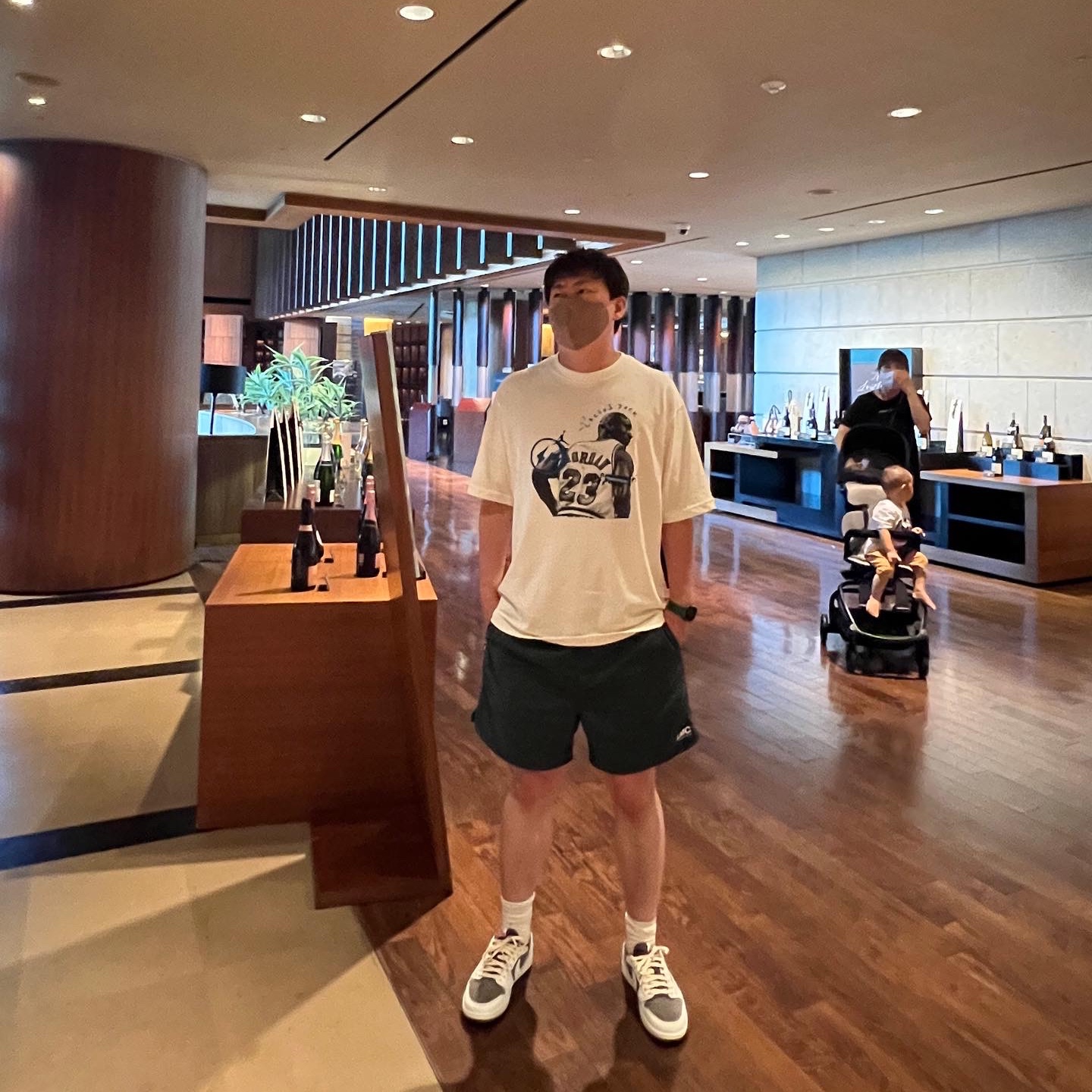 Jordan 1 x Travis Scott Retro Low OG SP Sail and Ridgerock, Jordan x Travis Scott x Fragment T-Shirt Sail (DJ0619-133) 착용 스타일