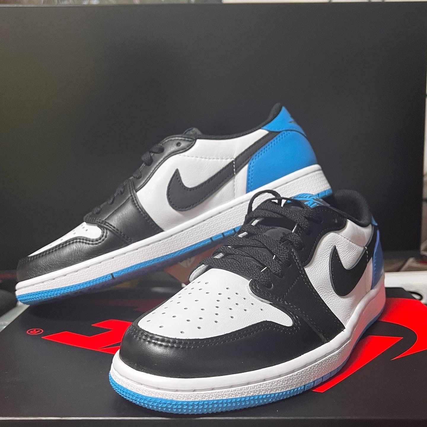 Jordan 1 Retro Low OG Black and Dark Powder Blue 착용 스타일 - 3