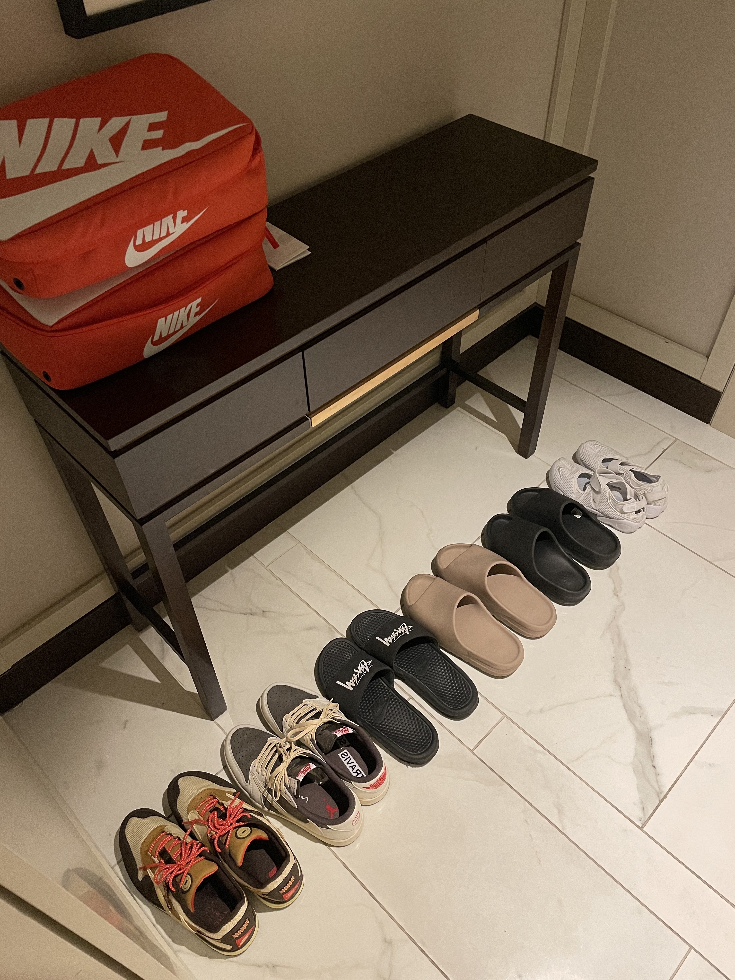 Jordan 1 x Travis Scott Retro Low OG SP Sail and Ridgerock, Off-White Lettering Silicon AirPods Pro Case Black 착용 스타일 - 3