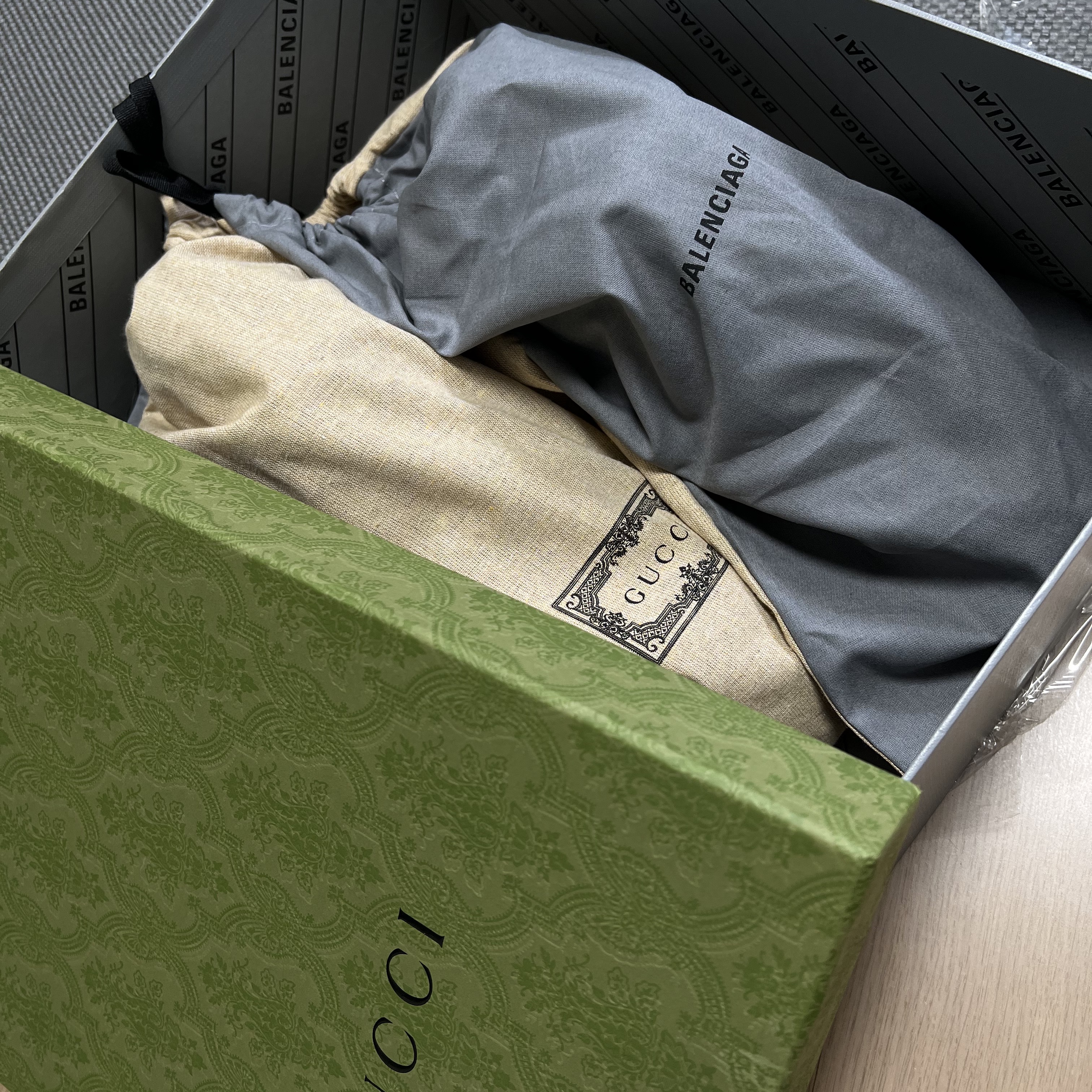 Balenciaga x Gucci The Hacker Project Triple S Sneakers Beige Ebony GG Supreme Black White Red 착용 스타일 - 2