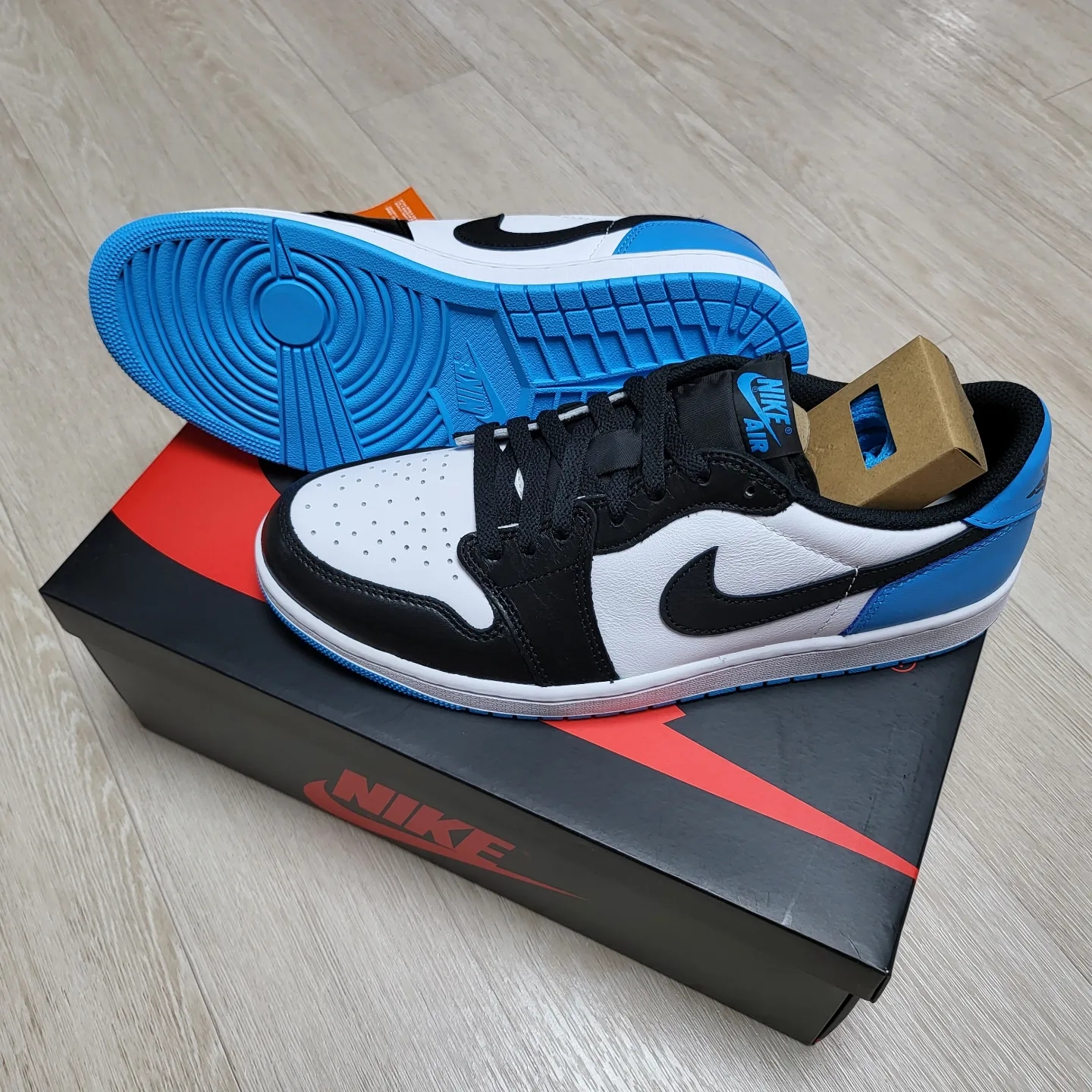 Jordan 1 Retro Low OG Black and Dark Powder Blue 착용 스타일 - 4
