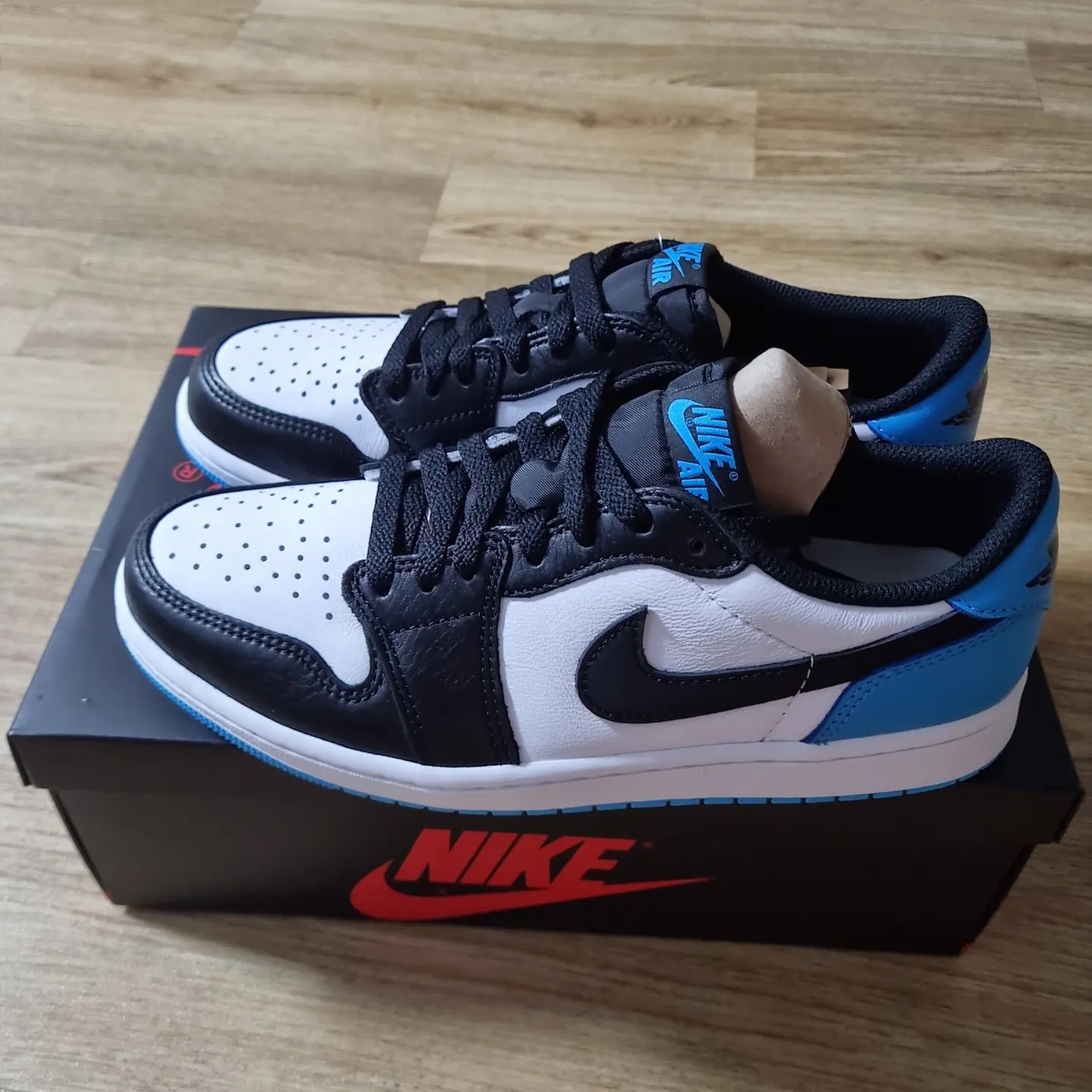 Jordan 1 Retro Low OG Black and Dark Powder Blue 착용 스타일 - 1