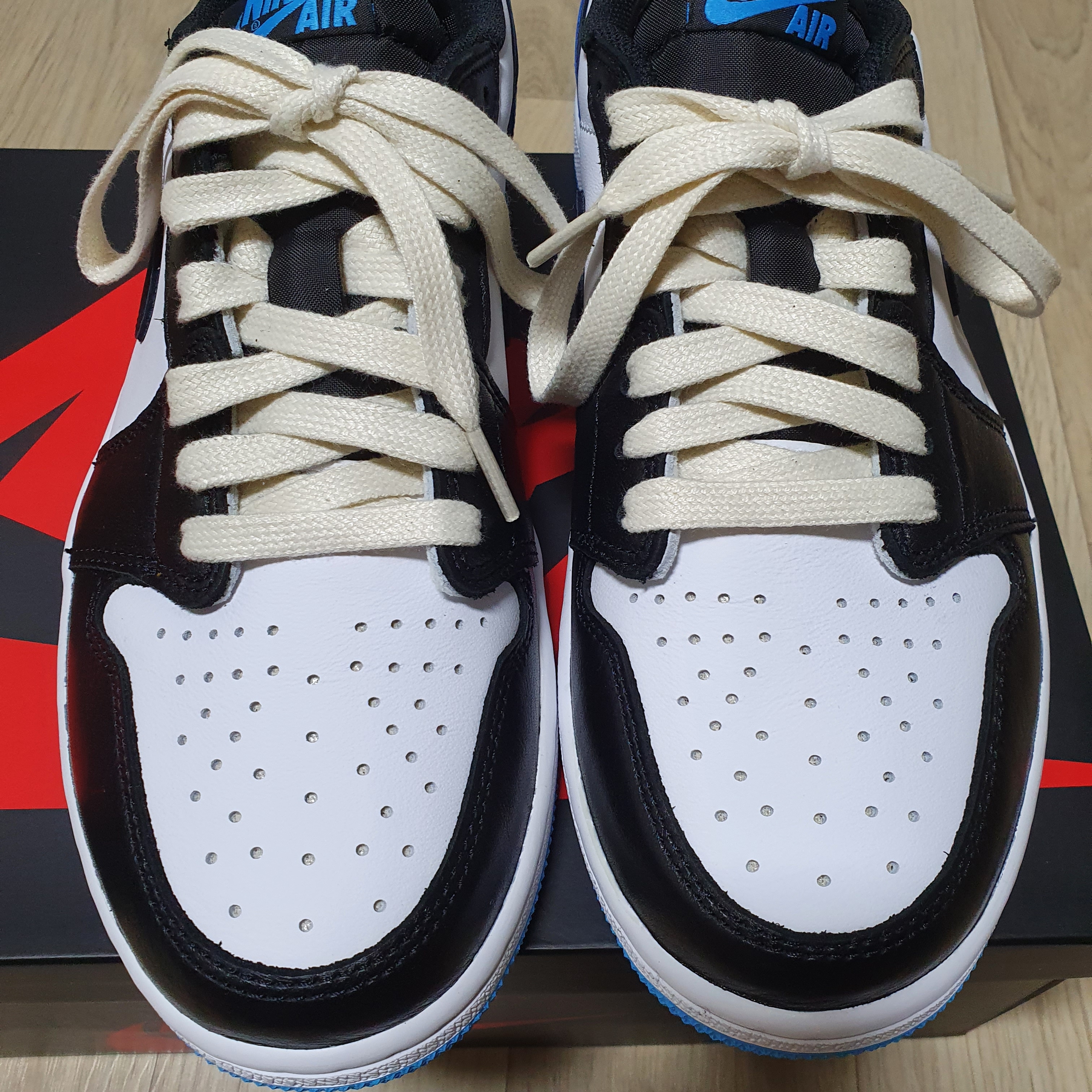 Jordan 1 Retro Low OG Black and Dark Powder Blue 착용 스타일 - 2