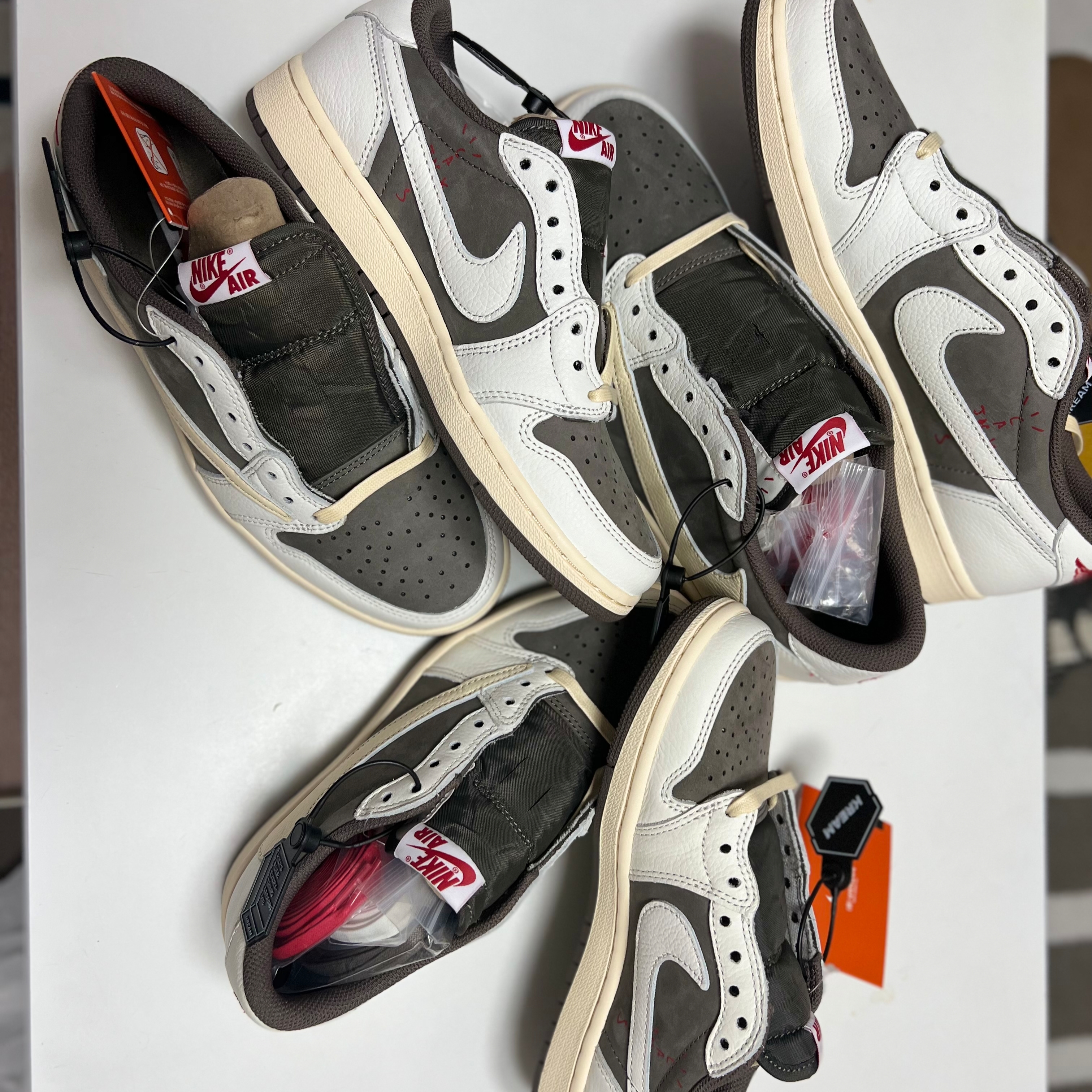 Jordan 1 x Travis Scott Retro Low OG SP Sail and Ridgerock, Jordan 1 x Travis Scott x Fragment Retro Low OG SP Military Blue 착용 스타일 - 2