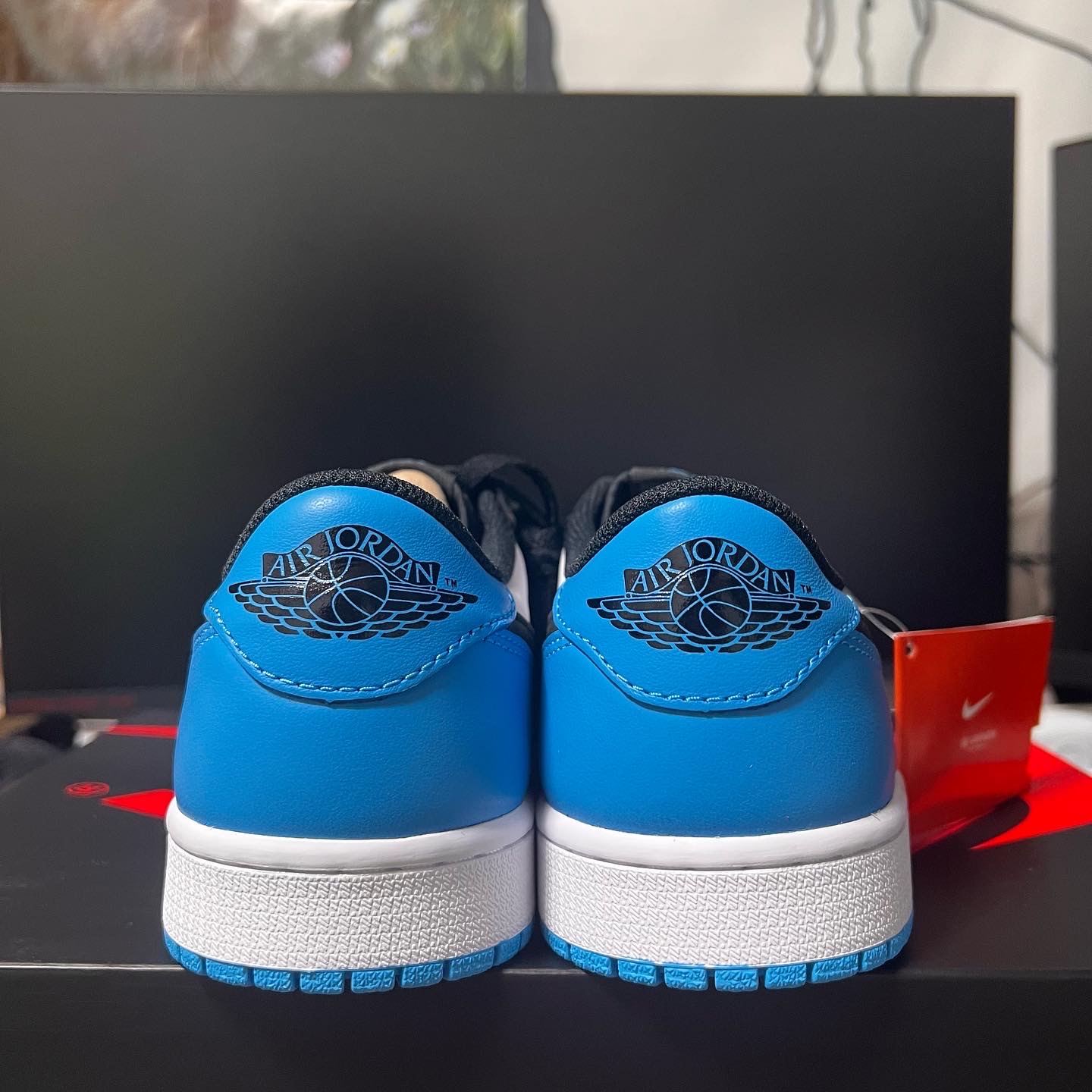 Jordan 1 Retro Low OG Black and Dark Powder Blue 착용 스타일 - 2