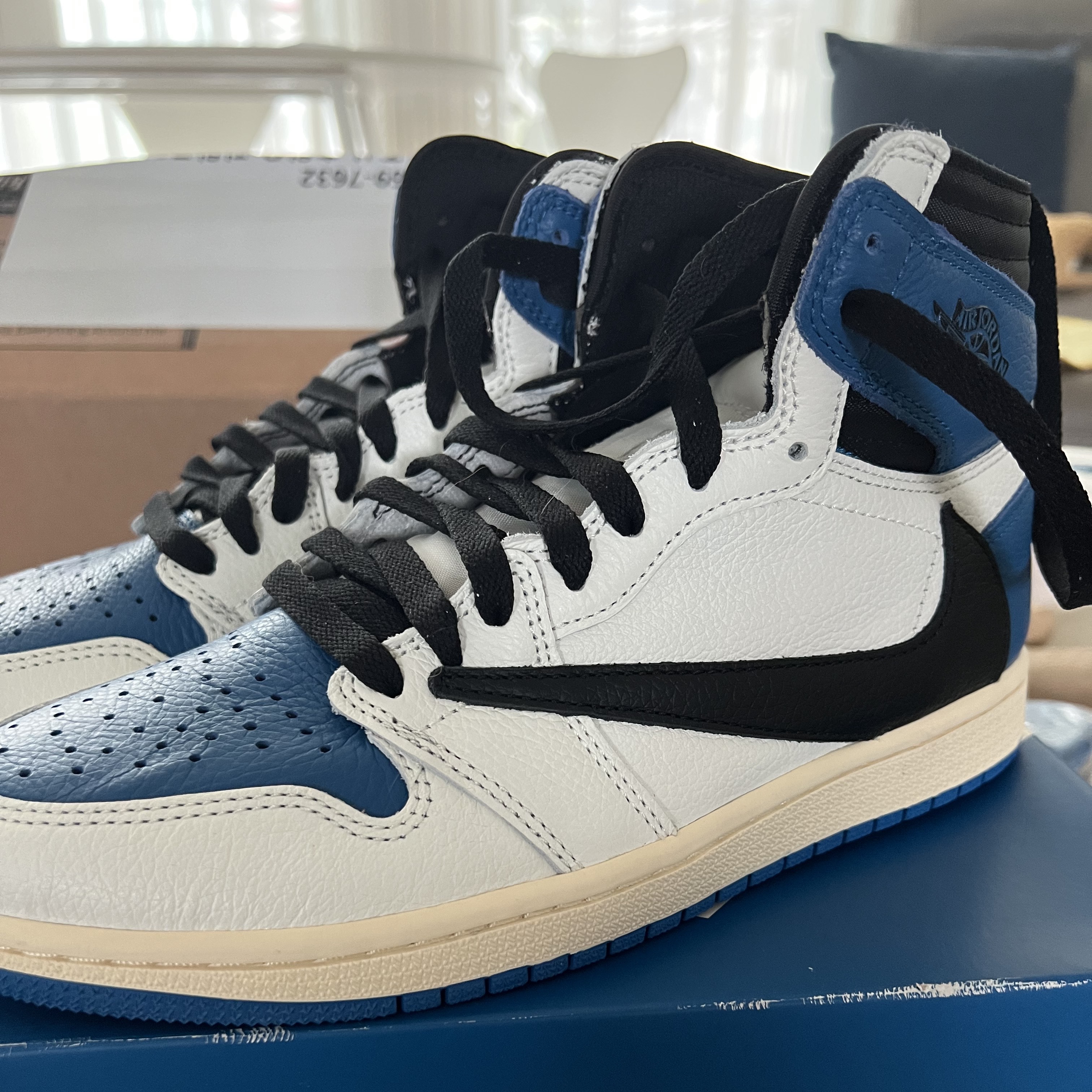 Jordan 1 x Travis Scott x Fragment Retro High OG SP Military Blue 착용 스타일 - 5