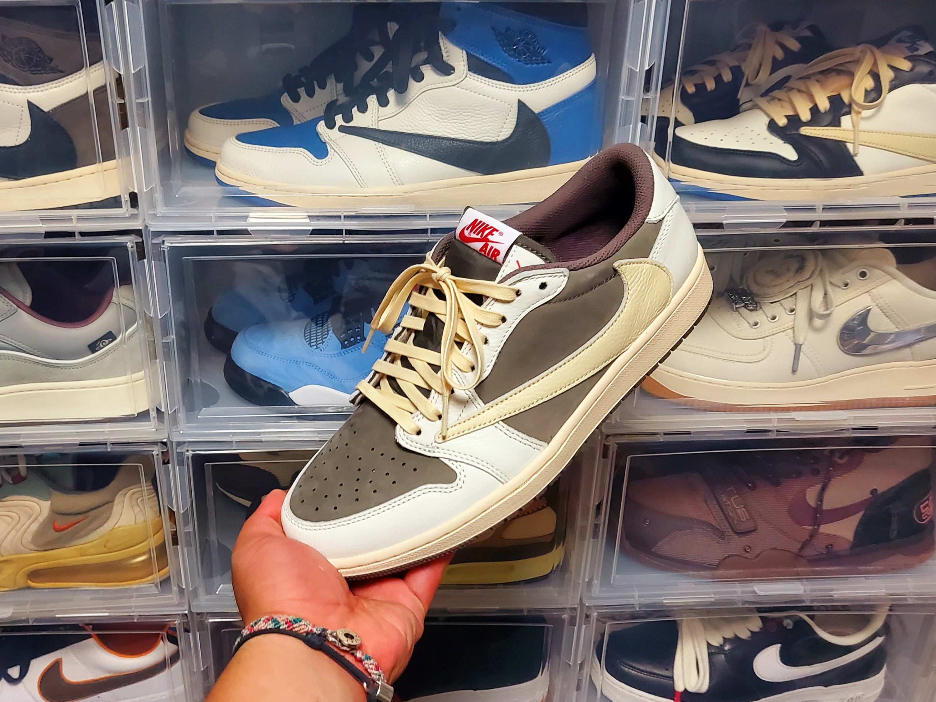 Jordan 1 x Travis Scott Retro Low OG SP Sail and Ridgerock 착용 스타일 - 1