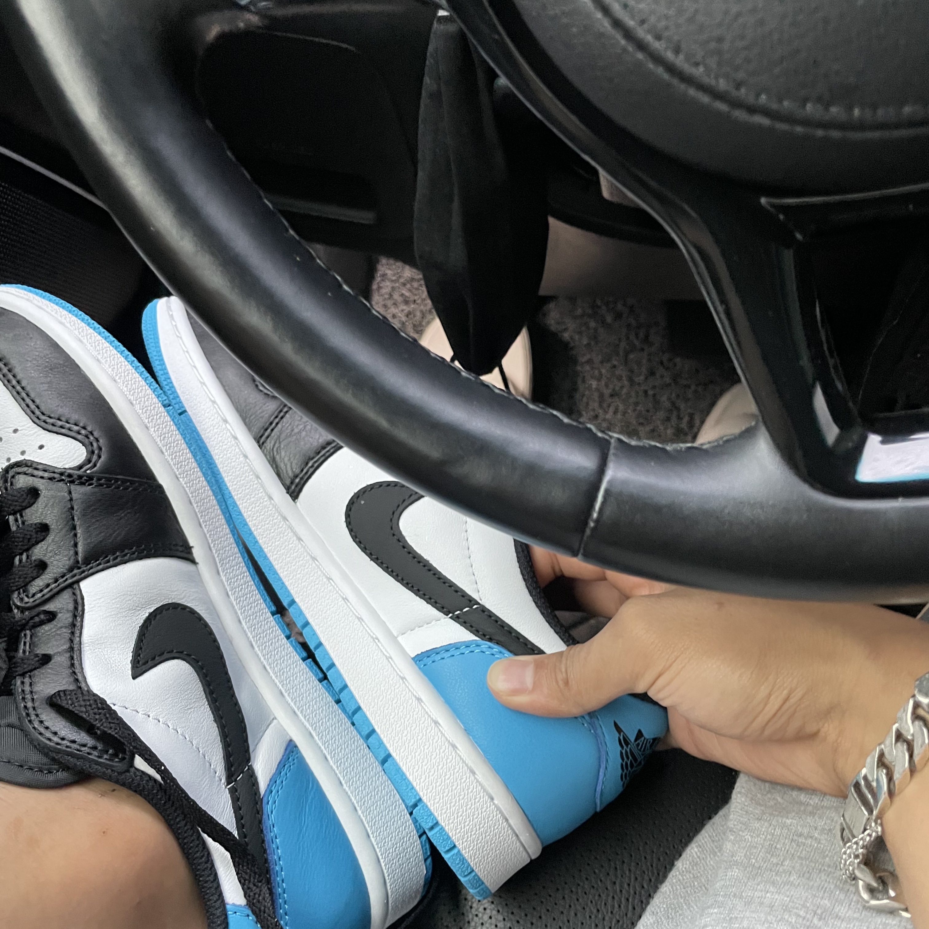 Jordan 1 Retro Low OG Black and Dark Powder Blue 착용 스타일