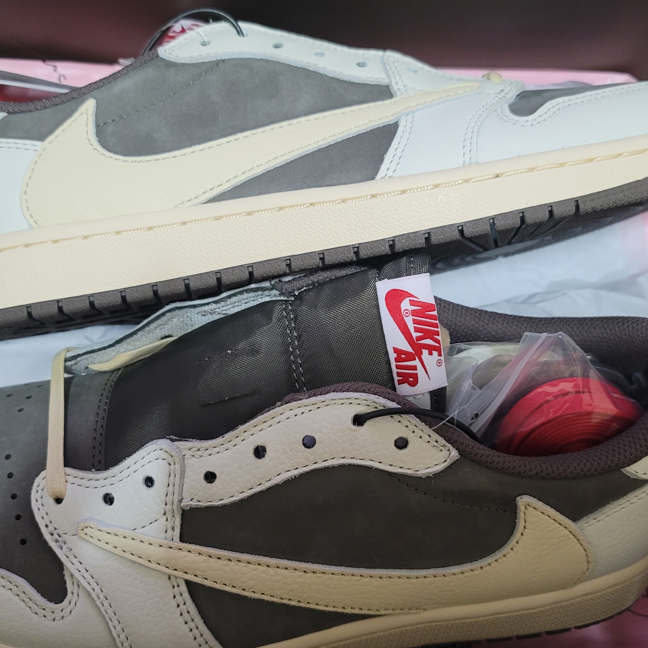 Jordan 1 x Travis Scott Retro Low OG SP Sail and Ridgerock 착용 스타일
