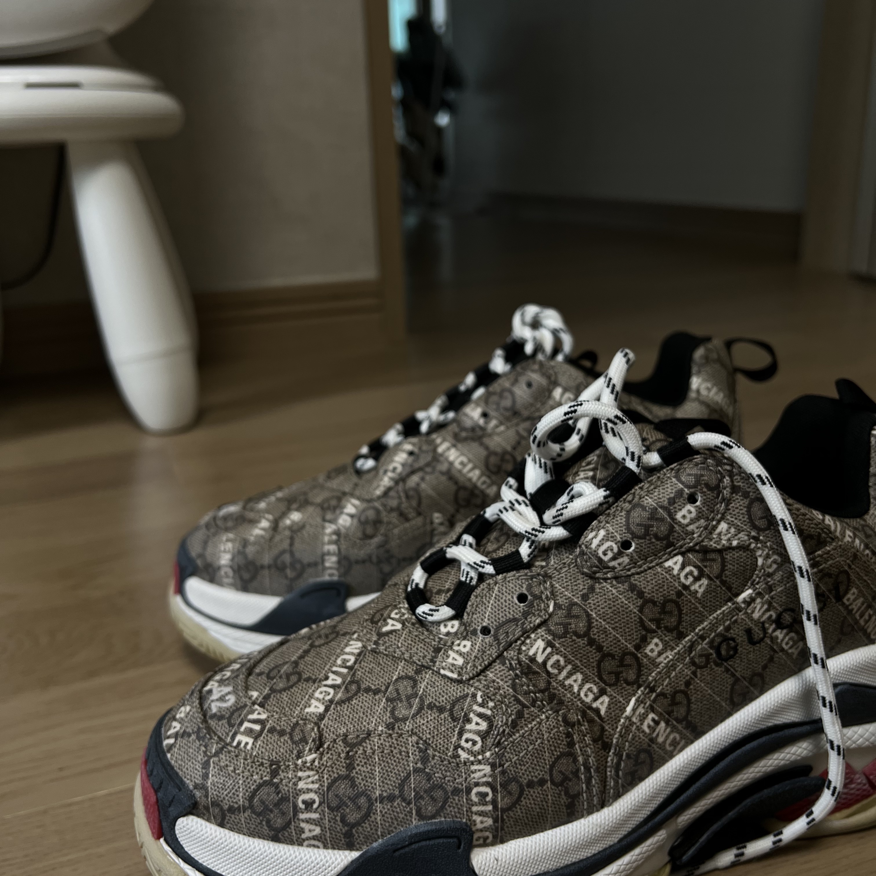 Balenciaga x Gucci The Hacker Project Triple S Sneakers Beige Ebony GG Supreme Black White Red 착용 스타일 - 1