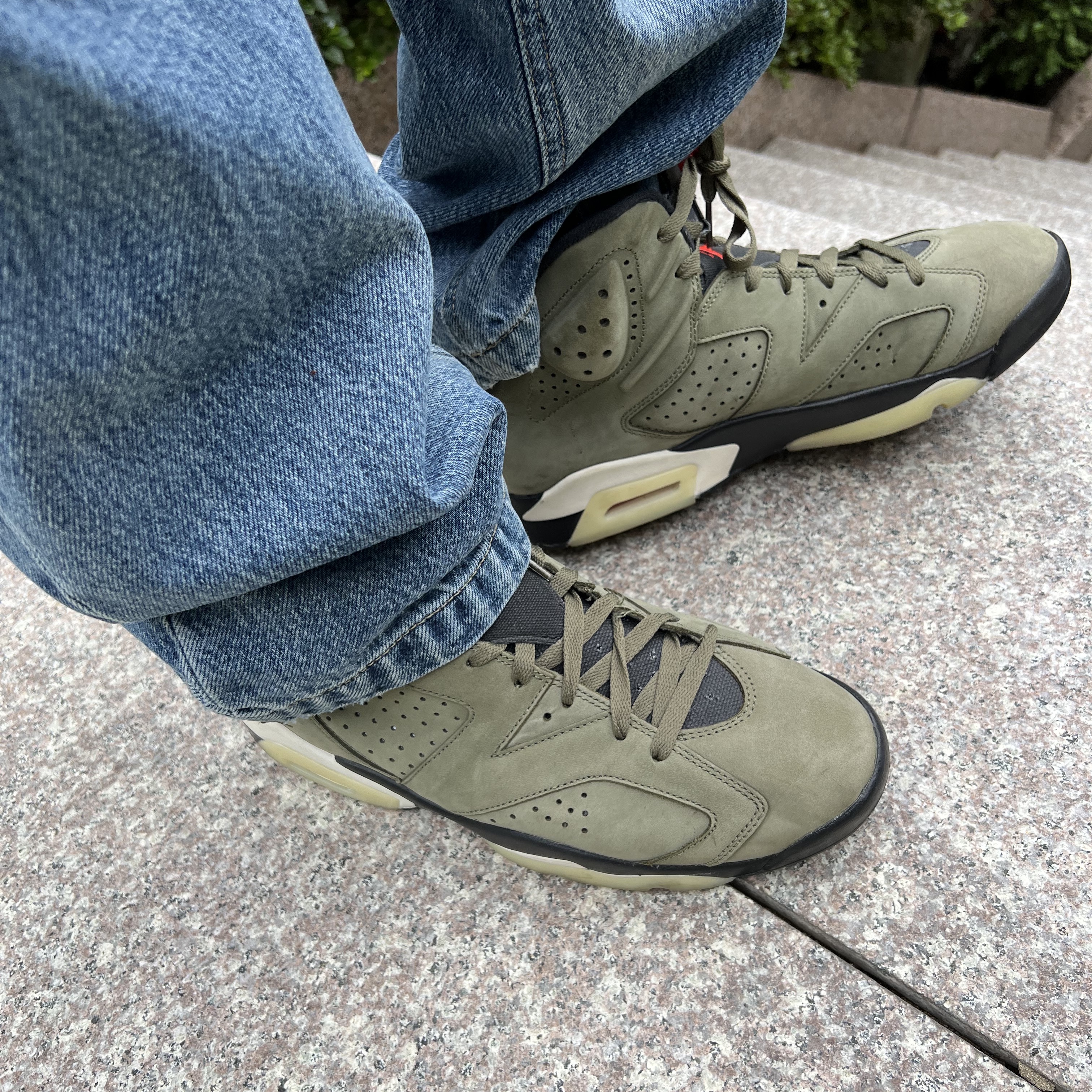 Jordan 6 x Travis Scott Retro Olive 착용 스타일 - 2