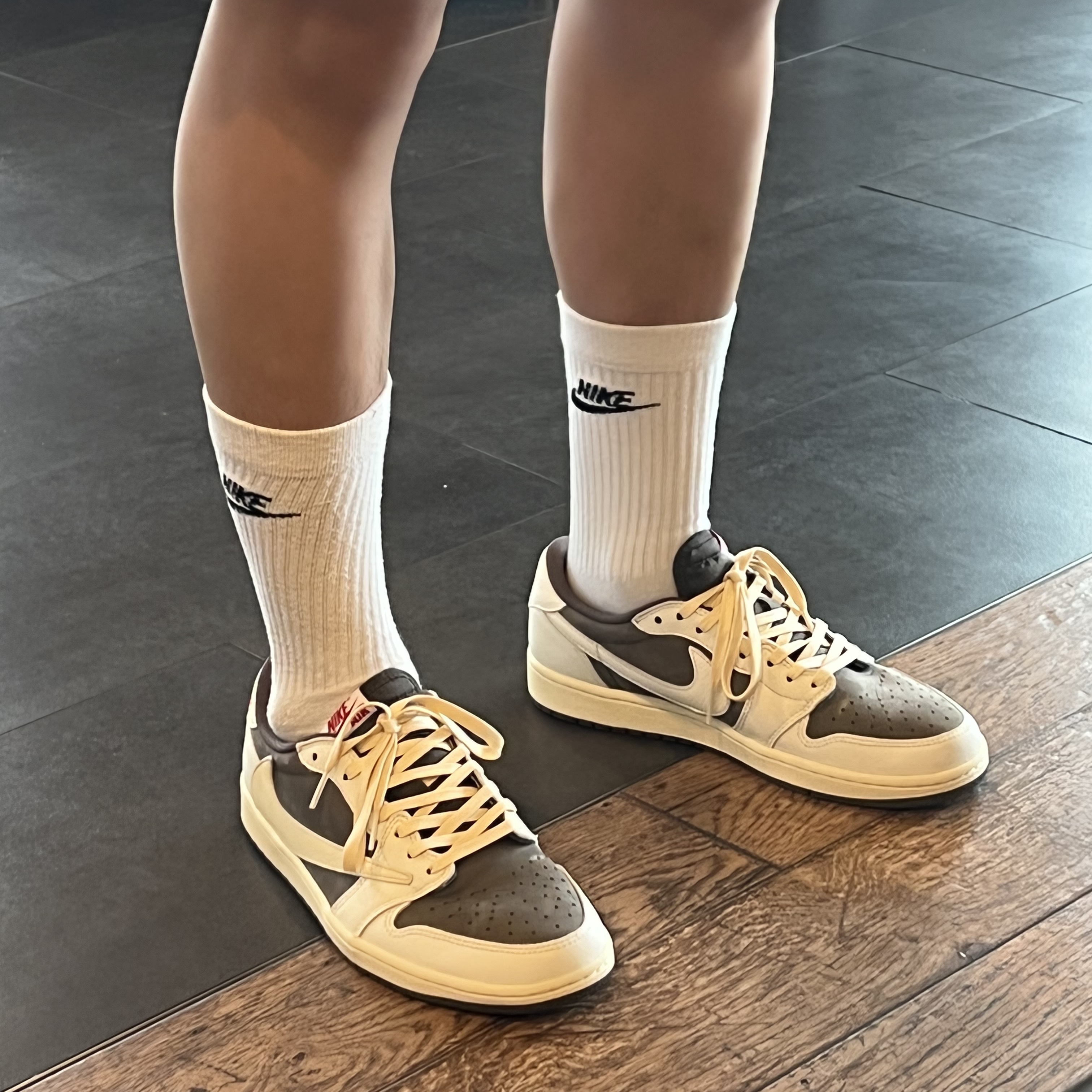 Jordan 1 x Travis Scott Retro Low OG SP Sail and Ridgerock 착용 스타일 - 2
