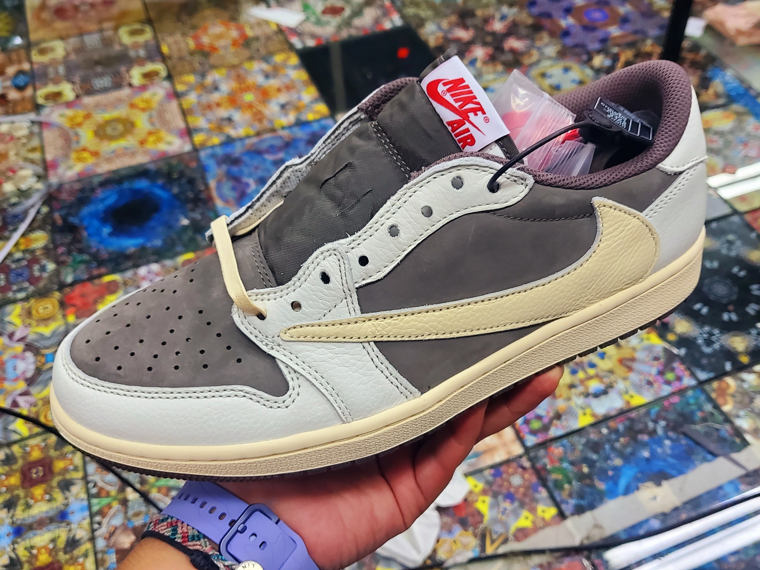Jordan 1 x Travis Scott Retro Low OG SP Sail and Ridgerock 착용 스타일 - 1