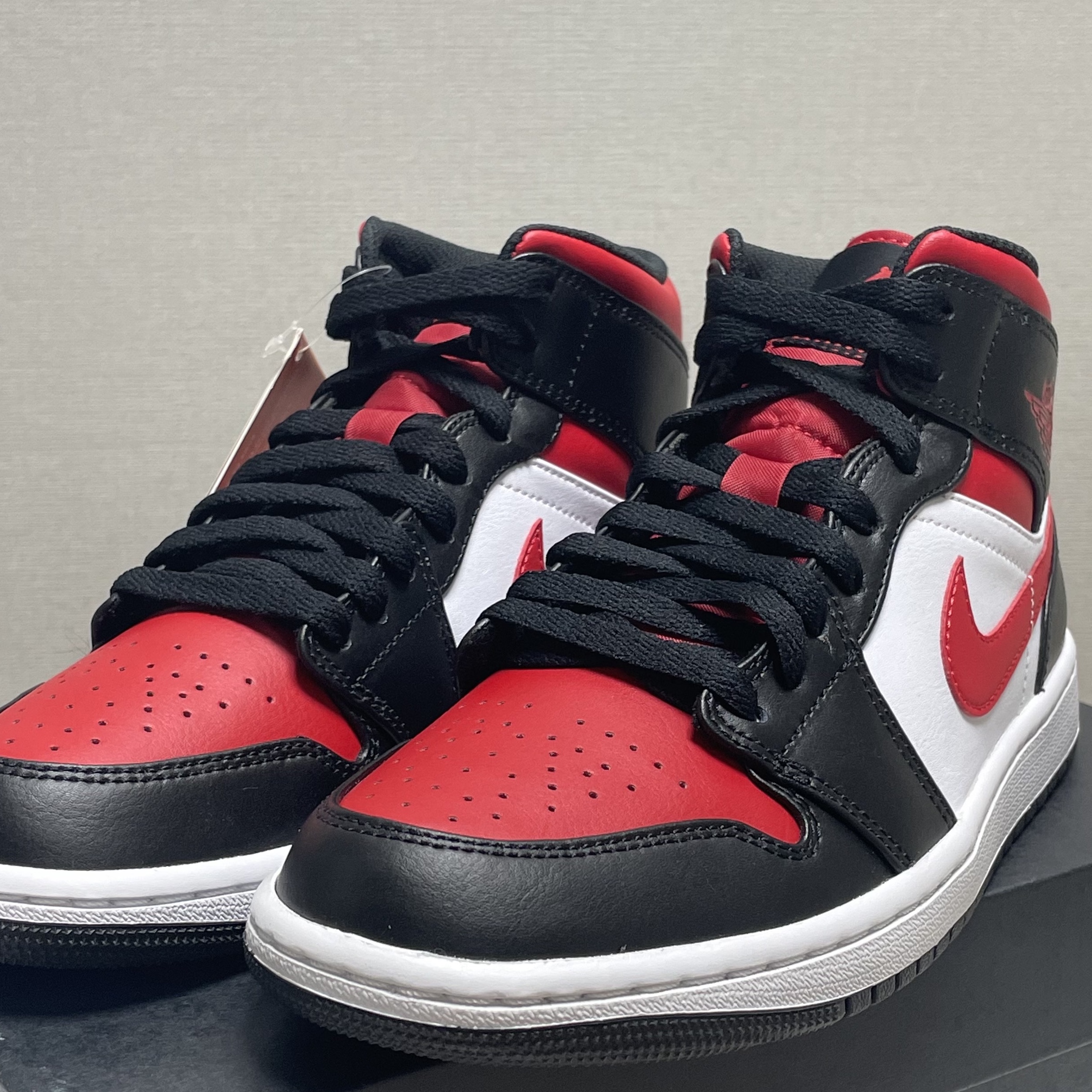 Jordan 1 Mid Black Fire Red 착용 스타일 - 1