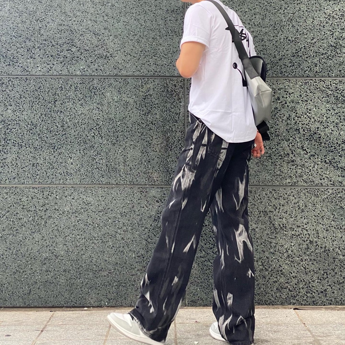 Stussy Stock Crown T-Shirt White, Jordan 1 Mid Light Smoke Grey 착용 스타일 - 2