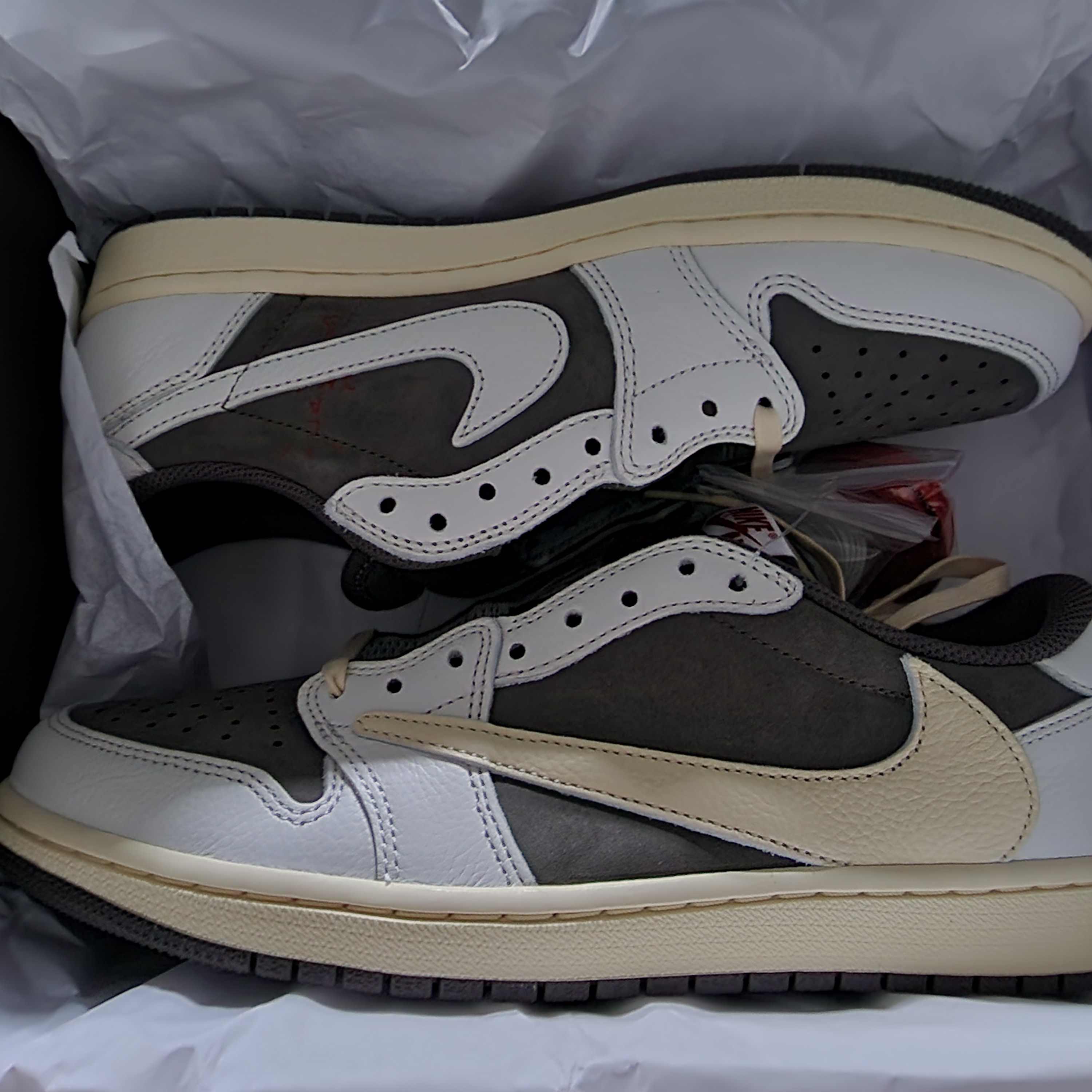 Jordan 1 x Travis Scott Retro Low OG SP Sail and Ridgerock 착용 스타일 - 2