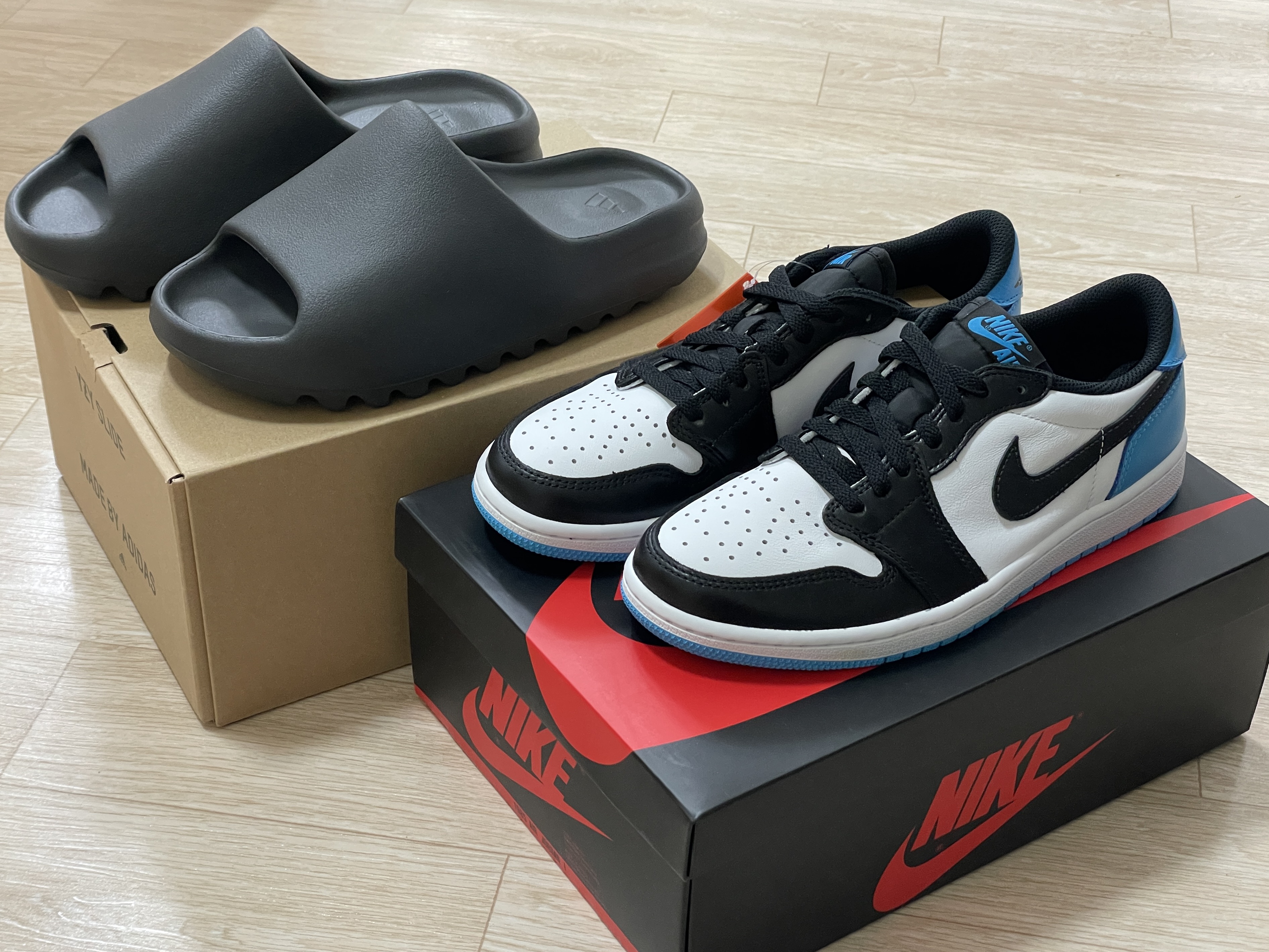 Adidas Yeezy Slide Onyx, Jordan 1 Retro Low OG Black and Dark Powder Blue 착용 스타일