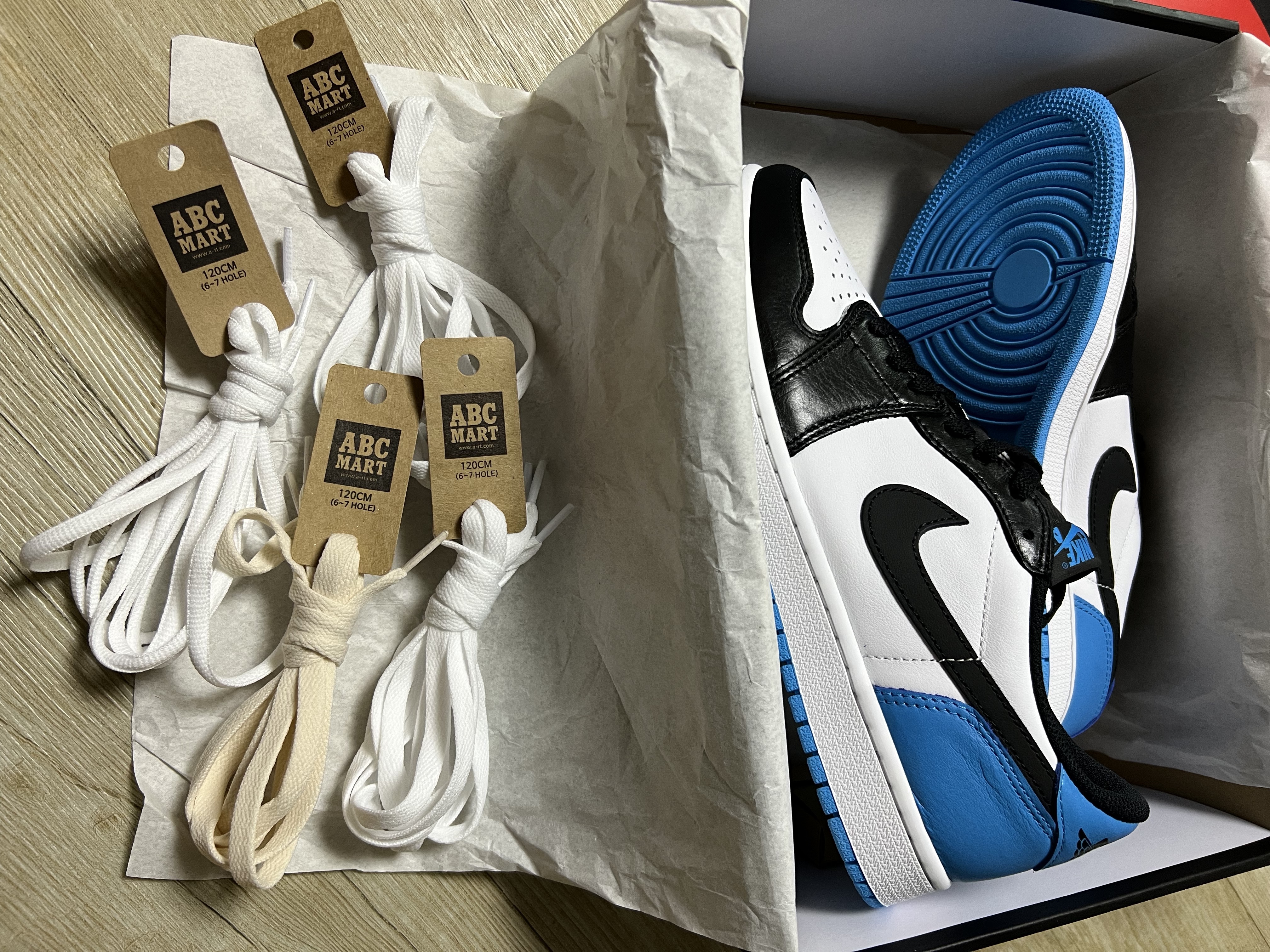 Jordan 1 Retro Low OG Black and Dark Powder Blue 착용 스타일 - 1