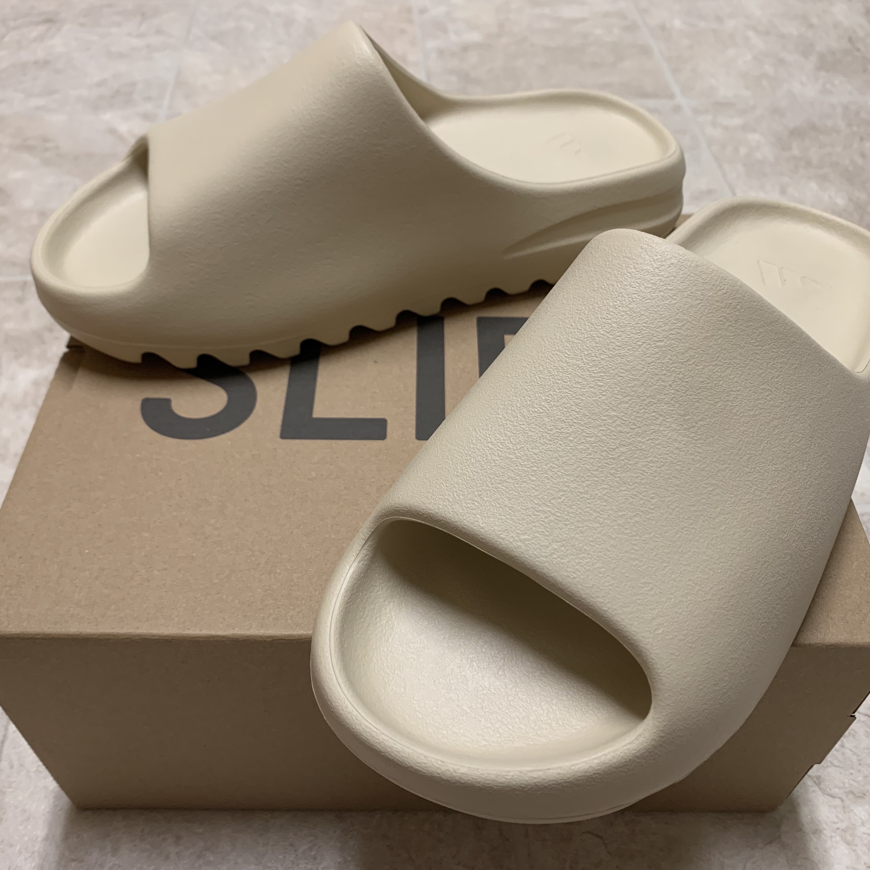 Adidas Yeezy Slide Bone 2022/2023 착용 스타일