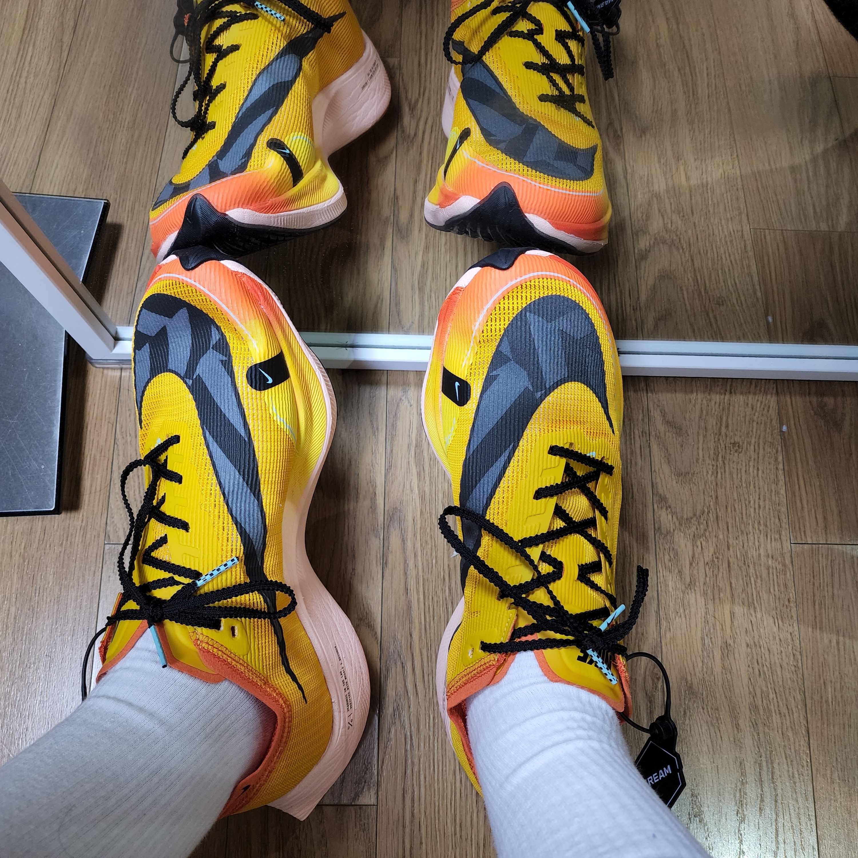 Nike ZoomX Vaporfly Next% 2 University Gold 착용 스타일 - 3